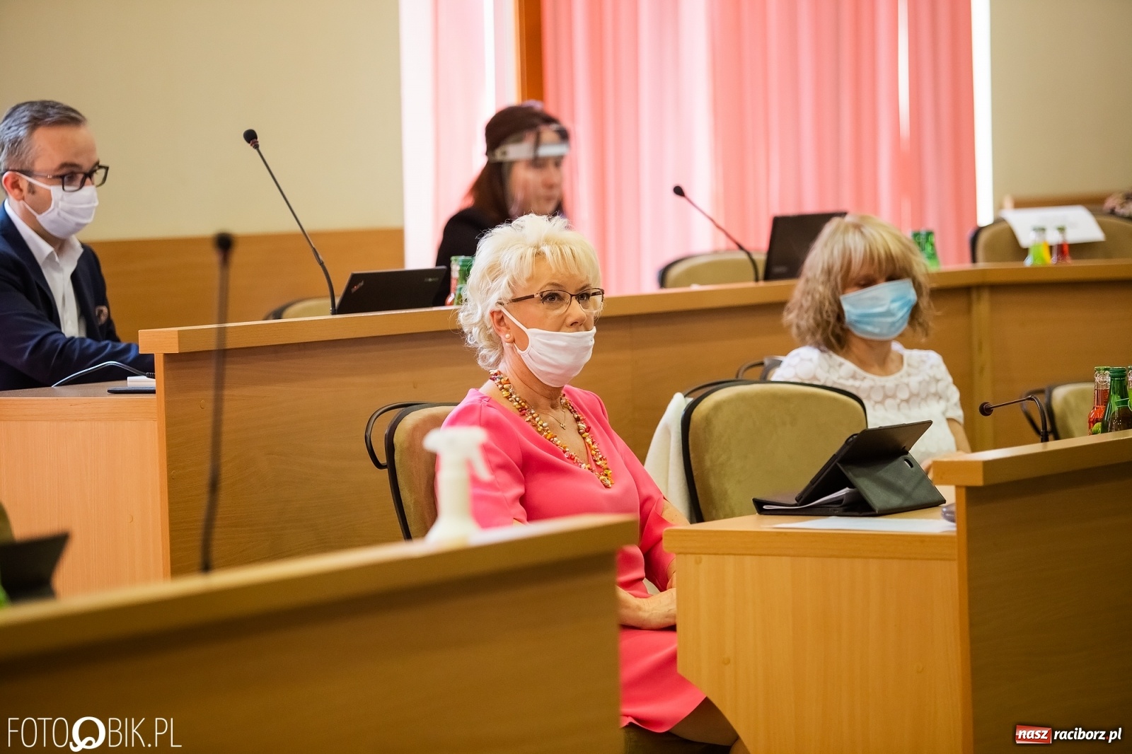 Zdjęcie w galerii na portalu naszraciborz.pl: Ławy radnych przerzedzone. Niespodziewanie sprawdzono obecność [lista wagarowiczów]  wiadomości z regionu