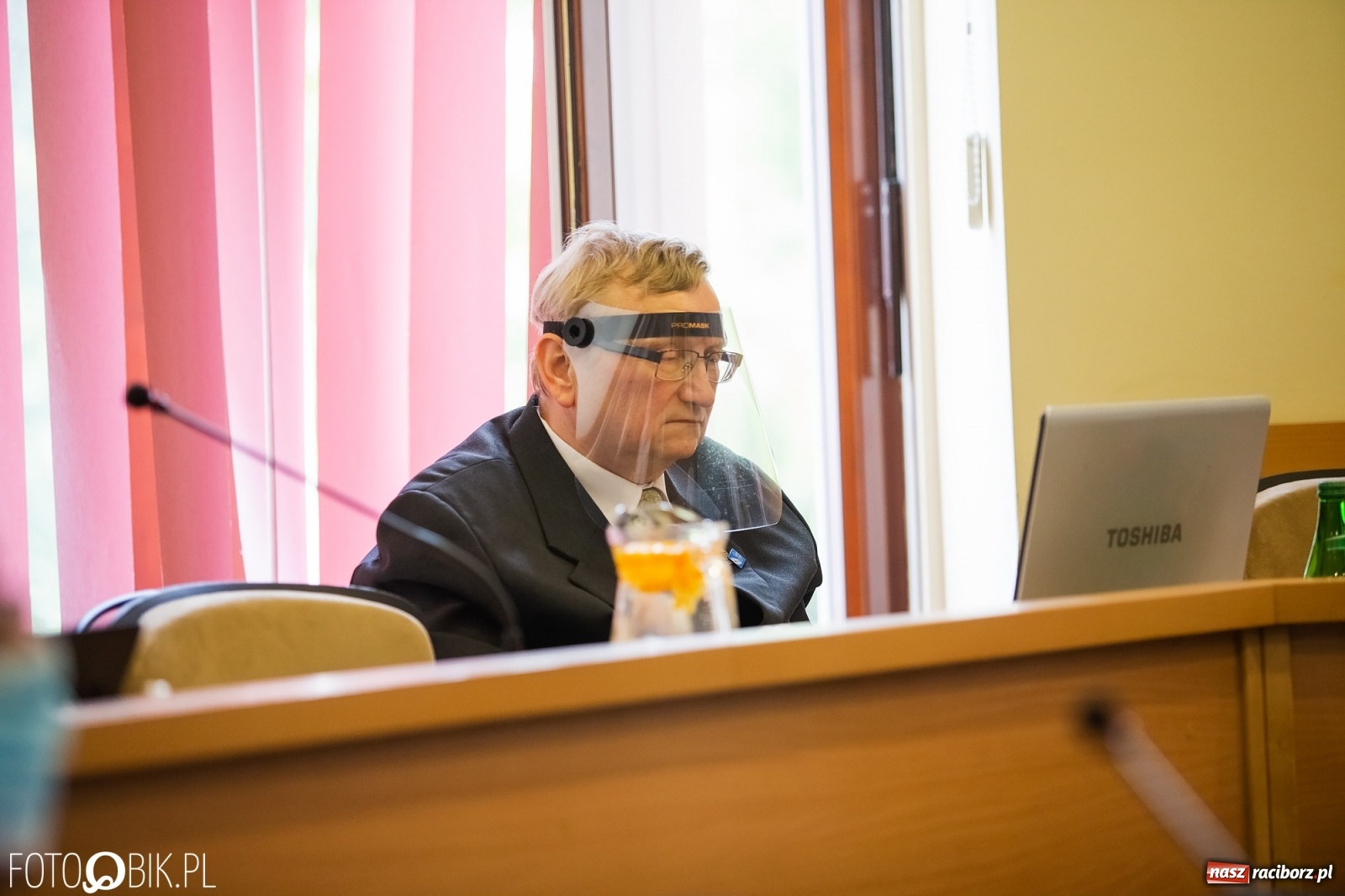 Zdjęcie w galerii na portalu naszraciborz.pl: Ławy radnych przerzedzone. Niespodziewanie sprawdzono obecność [lista wagarowiczów]  wiadomości z regionu