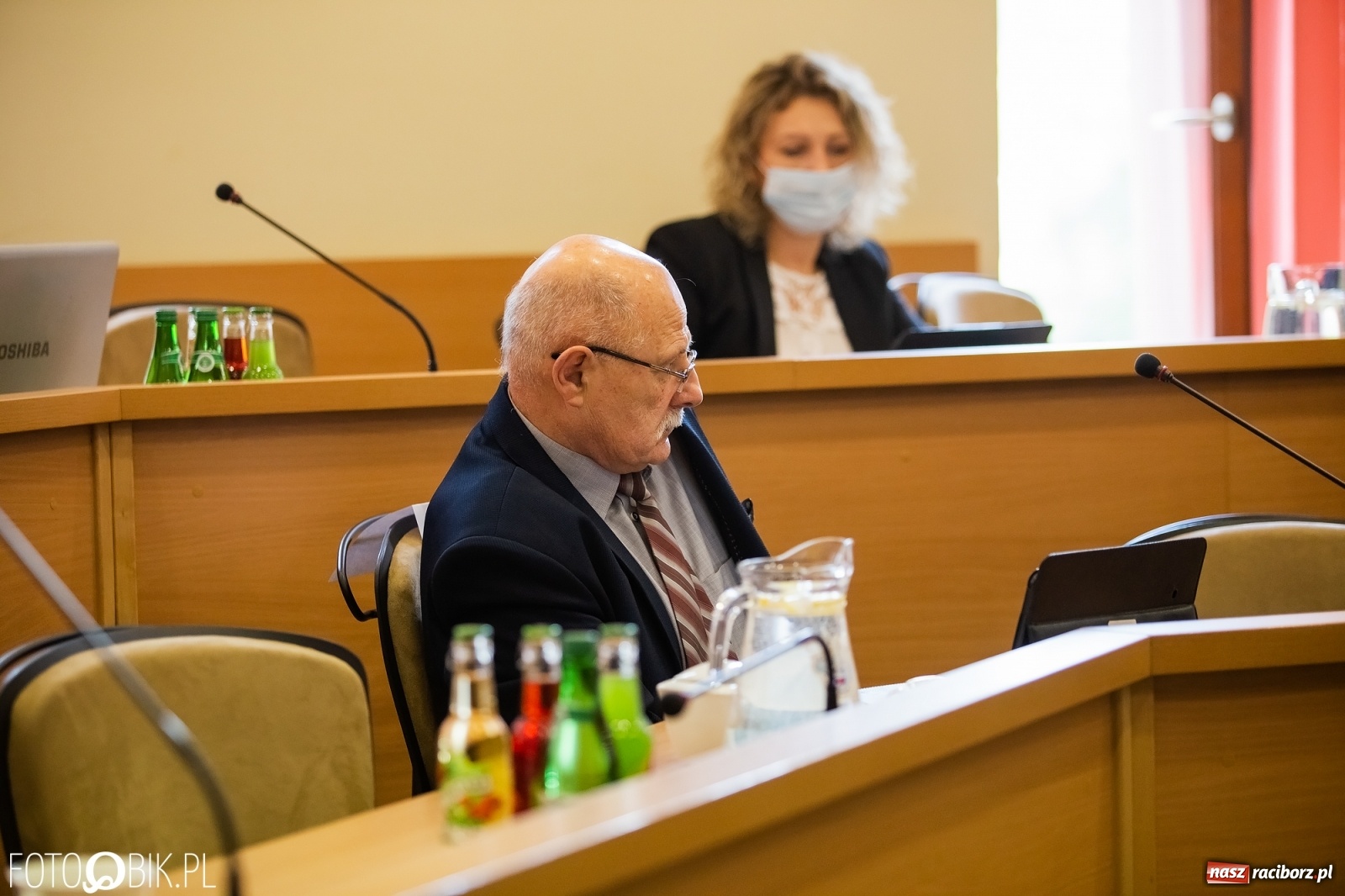 Zdjęcie w galerii na portalu naszraciborz.pl: Ławy radnych przerzedzone. Niespodziewanie sprawdzono obecność [lista wagarowiczów]  wiadomości z regionu