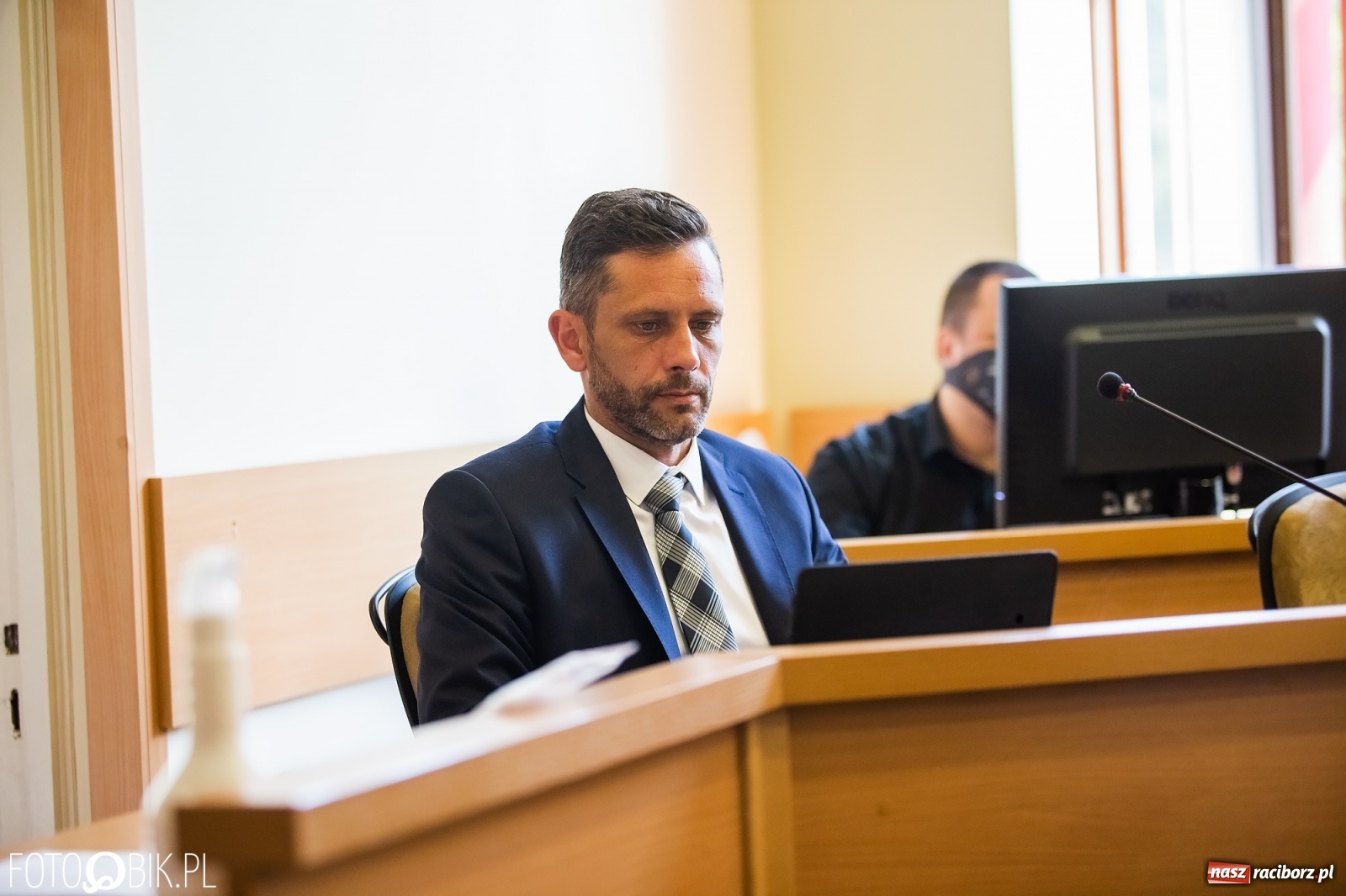 Zdjęcie w galerii na portalu naszraciborz.pl: Ławy radnych przerzedzone. Niespodziewanie sprawdzono obecność [lista wagarowiczów]  wiadomości z regionu