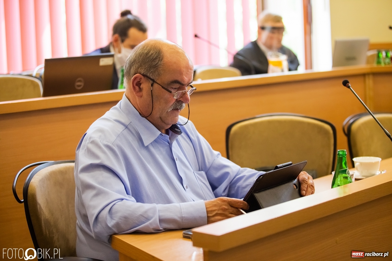Zdjęcie w galerii na portalu naszraciborz.pl: Ławy radnych przerzedzone. Niespodziewanie sprawdzono obecność [lista wagarowiczów]  wiadomości z regionu
