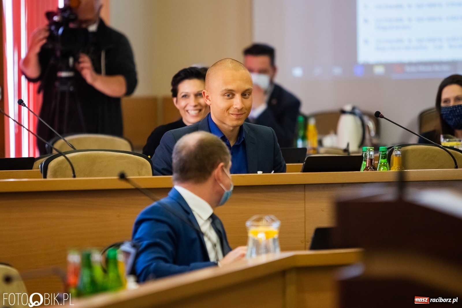 Zdjęcie w galerii na portalu naszraciborz.pl: Ławy radnych przerzedzone. Niespodziewanie sprawdzono obecność [lista wagarowiczów]  wiadomości z regionu