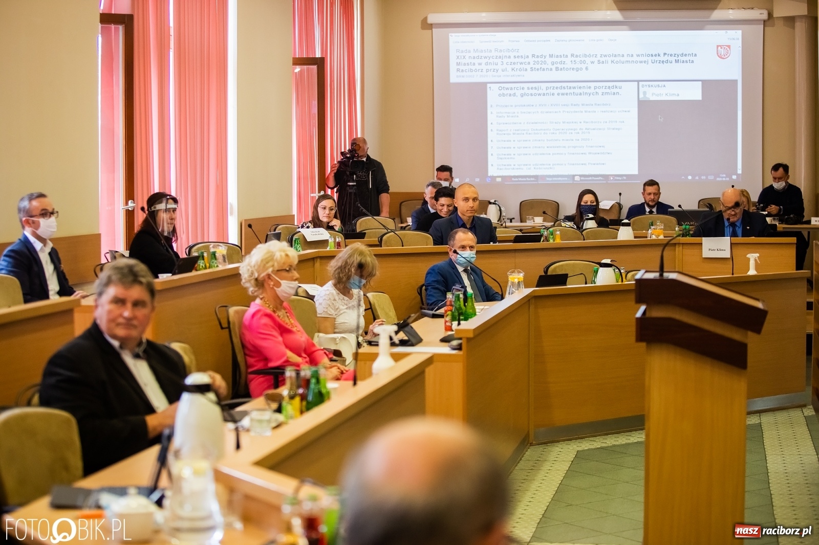 Zdjęcie w galerii na portalu naszraciborz.pl: Ławy radnych przerzedzone. Niespodziewanie sprawdzono obecność [lista wagarowiczów]  wiadomości z regionu