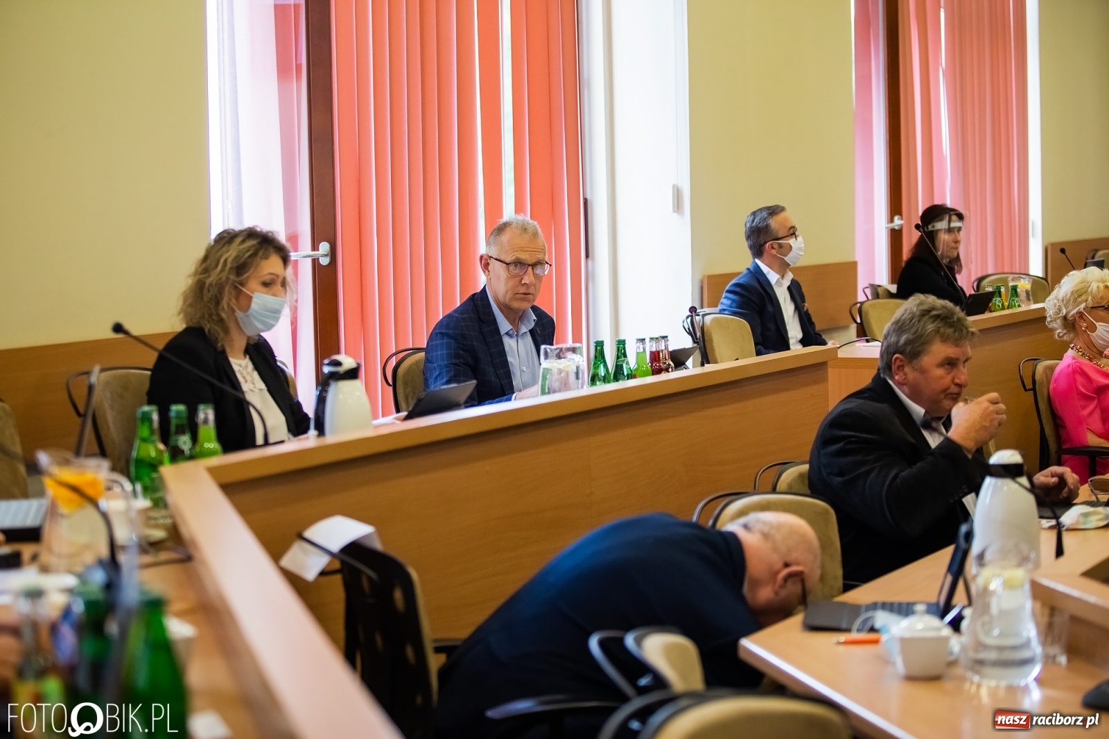 Zdjęcie w galerii na portalu naszraciborz.pl: Ławy radnych przerzedzone. Niespodziewanie sprawdzono obecność [lista wagarowiczów]  wiadomości z regionu