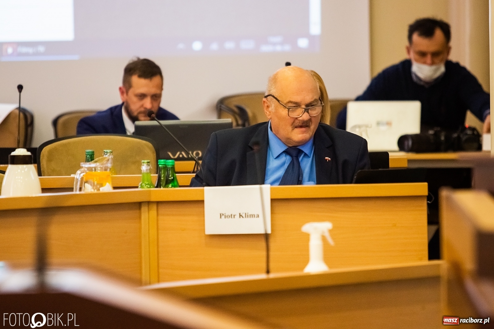 Zdjęcie w galerii na portalu naszraciborz.pl: Ławy radnych przerzedzone. Niespodziewanie sprawdzono obecność [lista wagarowiczów]  wiadomości z regionu