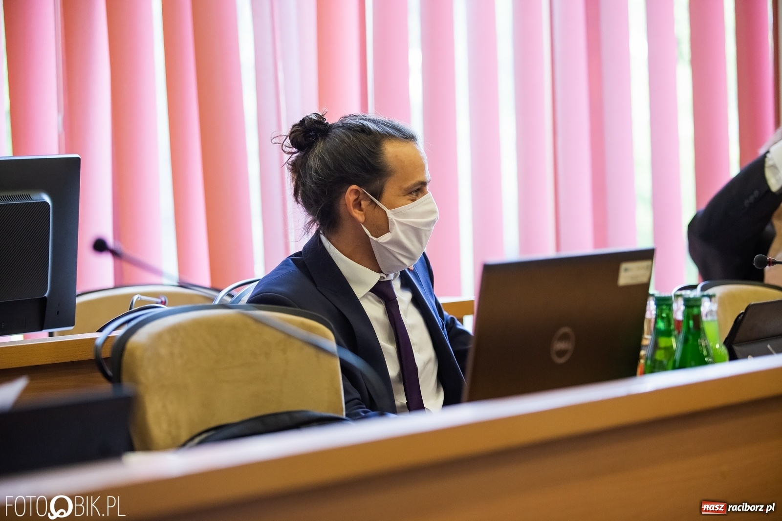 Zdjęcie w galerii na portalu naszraciborz.pl: Ławy radnych przerzedzone. Niespodziewanie sprawdzono obecność [lista wagarowiczów]  wiadomości z regionu