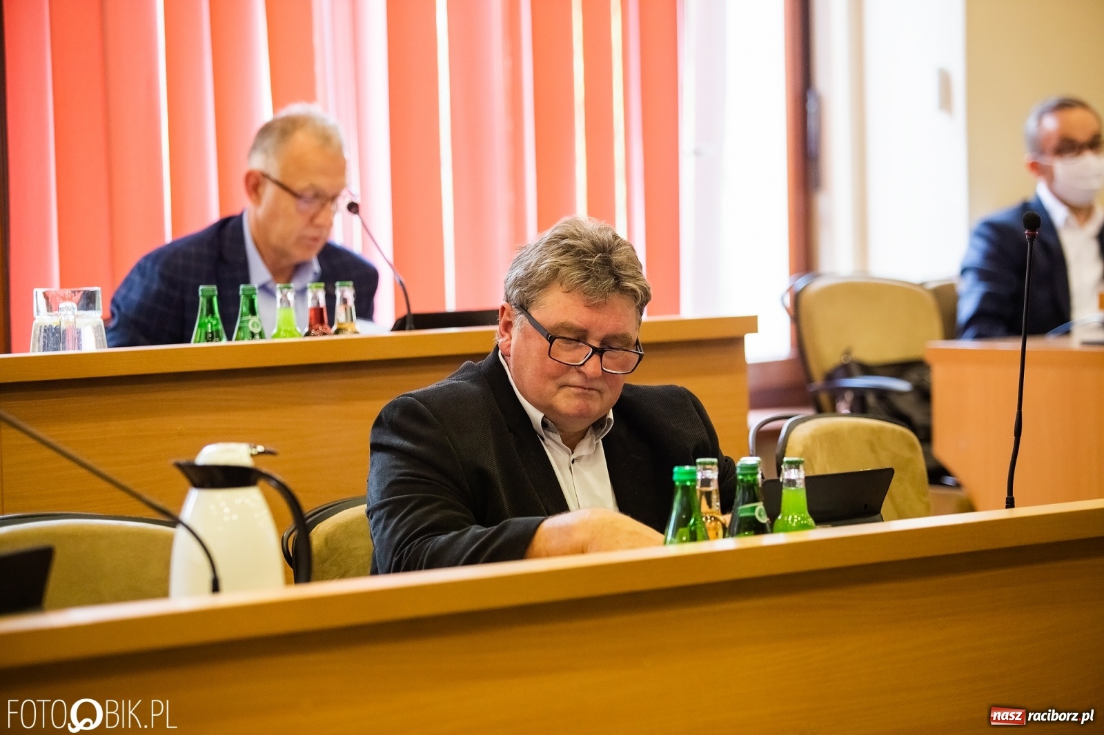 Zdjęcie w galerii na portalu naszraciborz.pl: Ławy radnych przerzedzone. Niespodziewanie sprawdzono obecność [lista wagarowiczów]  wiadomości z regionu