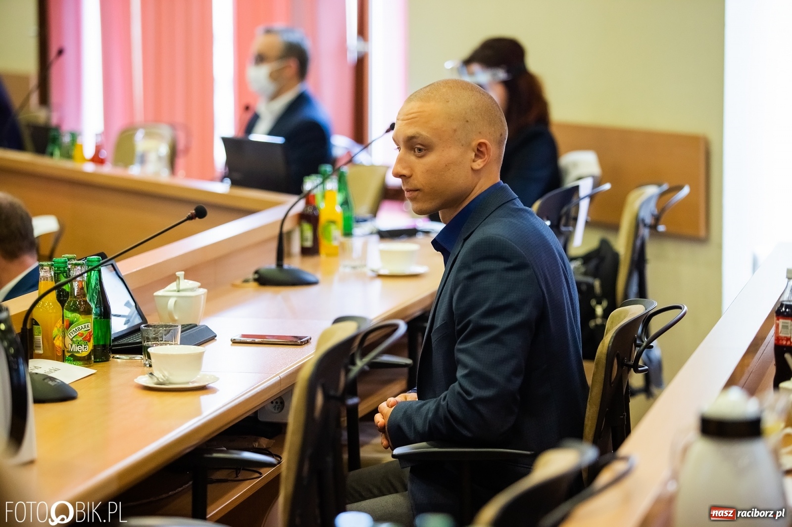 Zdjęcie w galerii na portalu naszraciborz.pl: Ławy radnych przerzedzone. Niespodziewanie sprawdzono obecność [lista wagarowiczów]  wiadomości z regionu