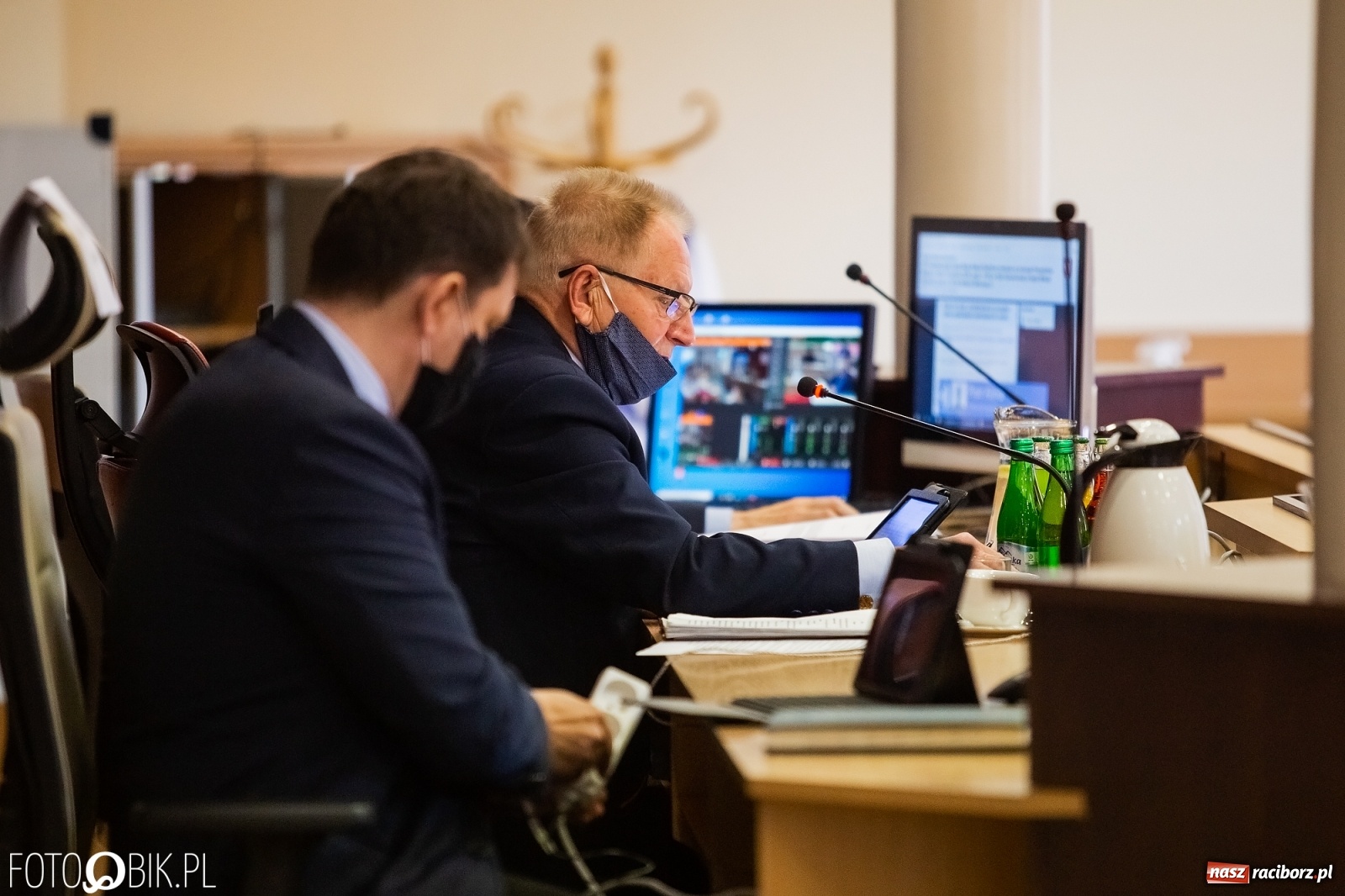 Zdjęcie w galerii na portalu naszraciborz.pl: Ławy radnych przerzedzone. Niespodziewanie sprawdzono obecność [lista wagarowiczów]  wiadomości z regionu