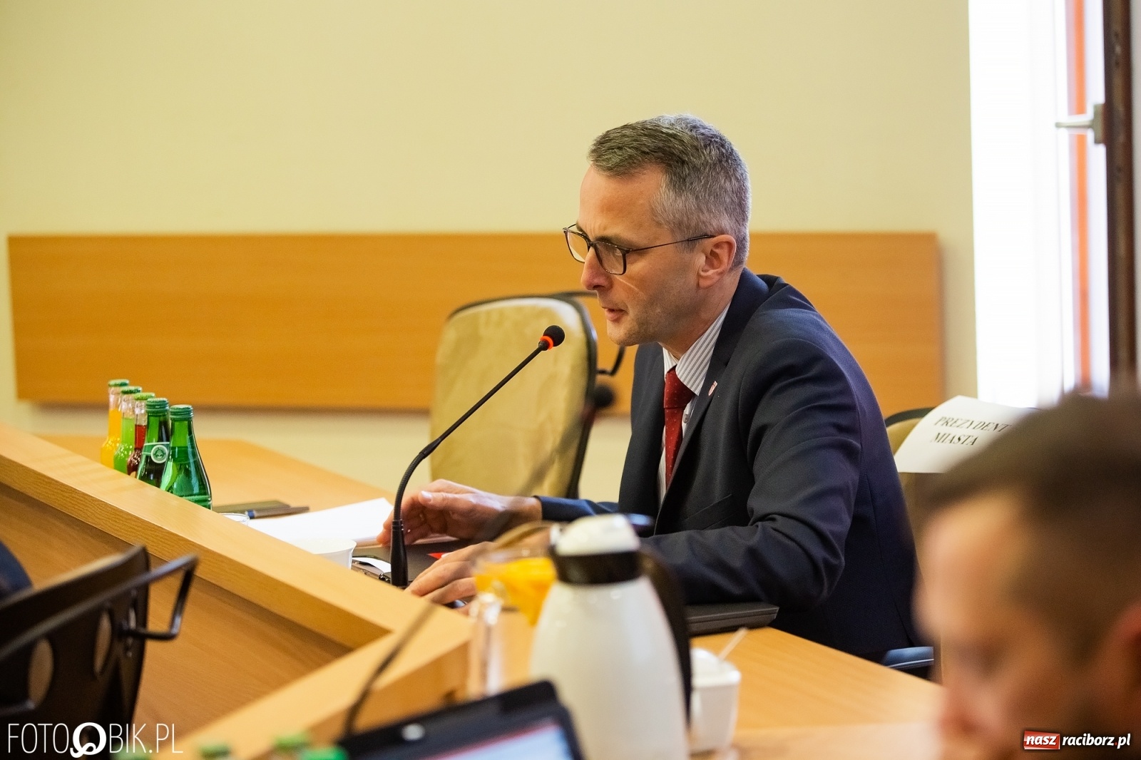 Zdjęcie w galerii na portalu naszraciborz.pl: Ławy radnych przerzedzone. Niespodziewanie sprawdzono obecność [lista wagarowiczów]  wiadomości z regionu