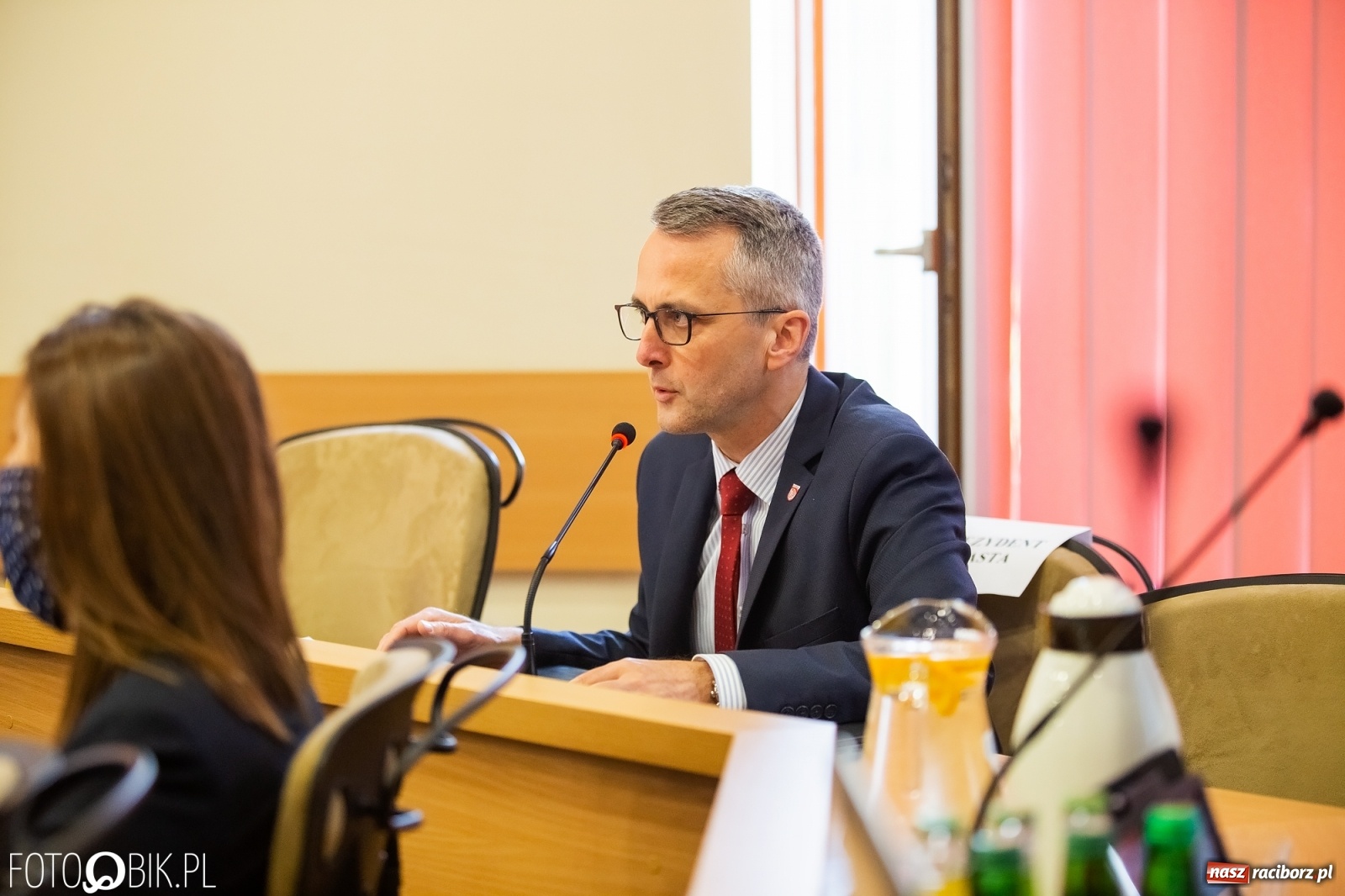 Zdjęcie w galerii na portalu naszraciborz.pl: Ławy radnych przerzedzone. Niespodziewanie sprawdzono obecność [lista wagarowiczów]  wiadomości z regionu