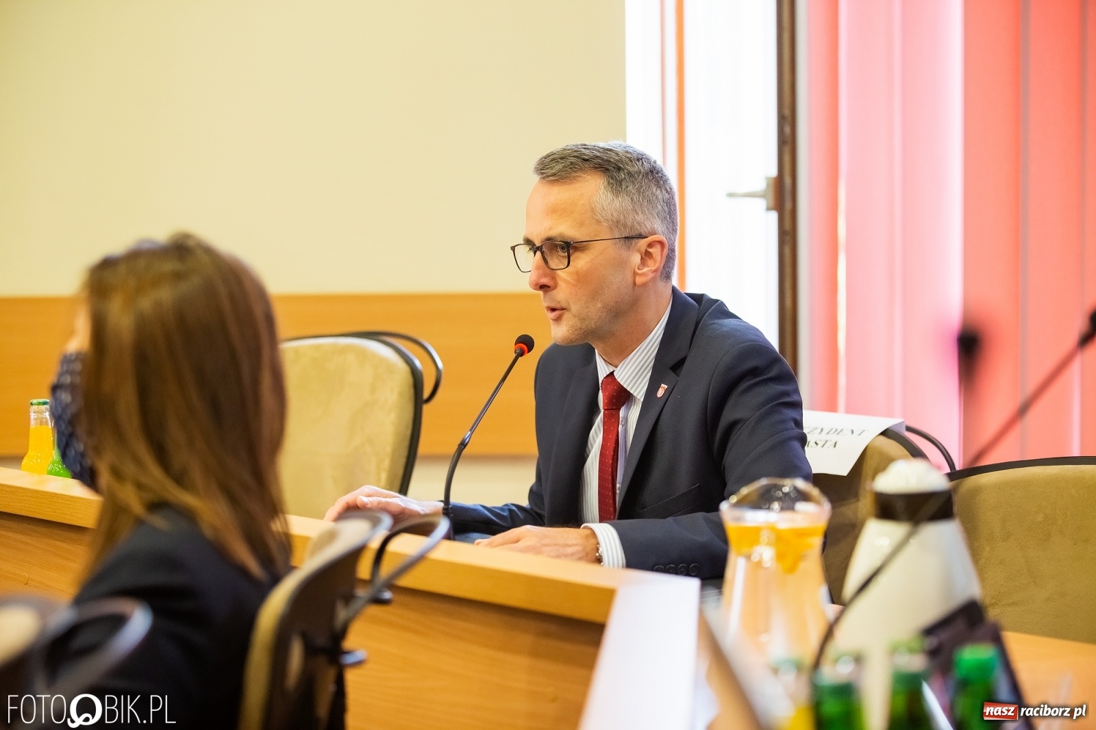 Zdjęcie w galerii na portalu naszraciborz.pl: Ławy radnych przerzedzone. Niespodziewanie sprawdzono obecność [lista wagarowiczów]  wiadomości z regionu