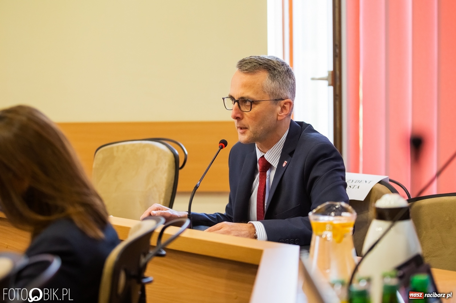 Zdjęcie w galerii na portalu naszraciborz.pl: Ławy radnych przerzedzone. Niespodziewanie sprawdzono obecność [lista wagarowiczów]  wiadomości z regionu