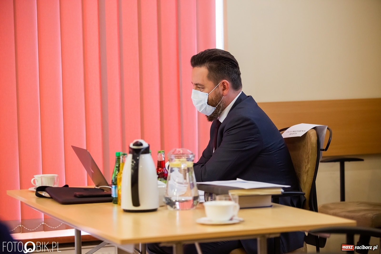 Zdjęcie w galerii na portalu naszraciborz.pl: Ławy radnych przerzedzone. Niespodziewanie sprawdzono obecność [lista wagarowiczów]  wiadomości z regionu