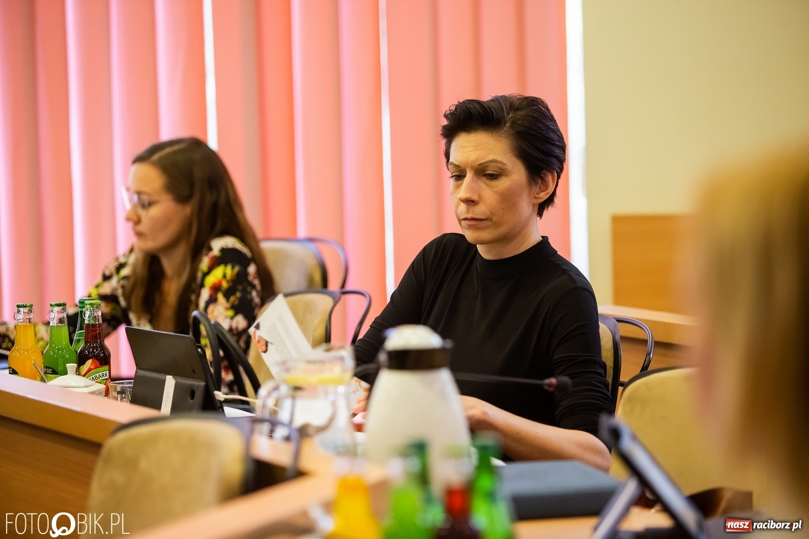 Zdjęcie w galerii na portalu naszraciborz.pl: Ławy radnych przerzedzone. Niespodziewanie sprawdzono obecność [lista wagarowiczów]  wiadomości z regionu