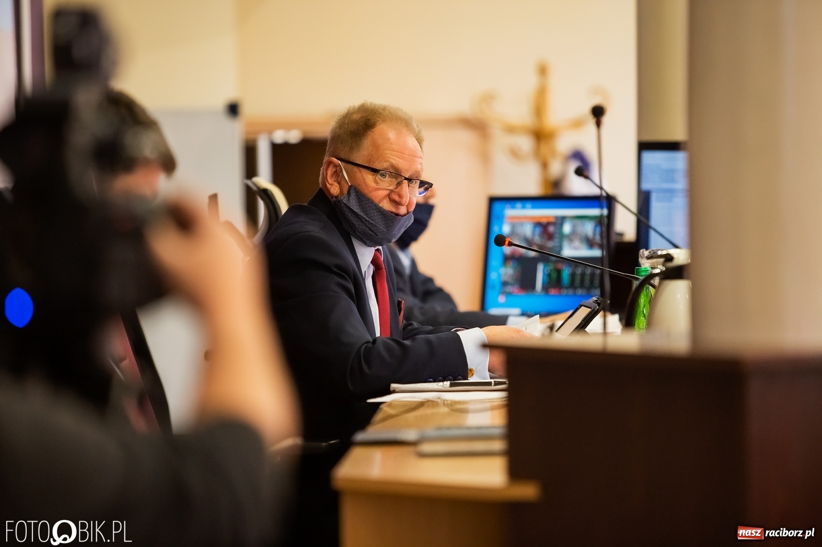 Zdjęcie w galerii na portalu naszraciborz.pl: Ławy radnych przerzedzone. Niespodziewanie sprawdzono obecność [lista wagarowiczów]  wiadomości z regionu