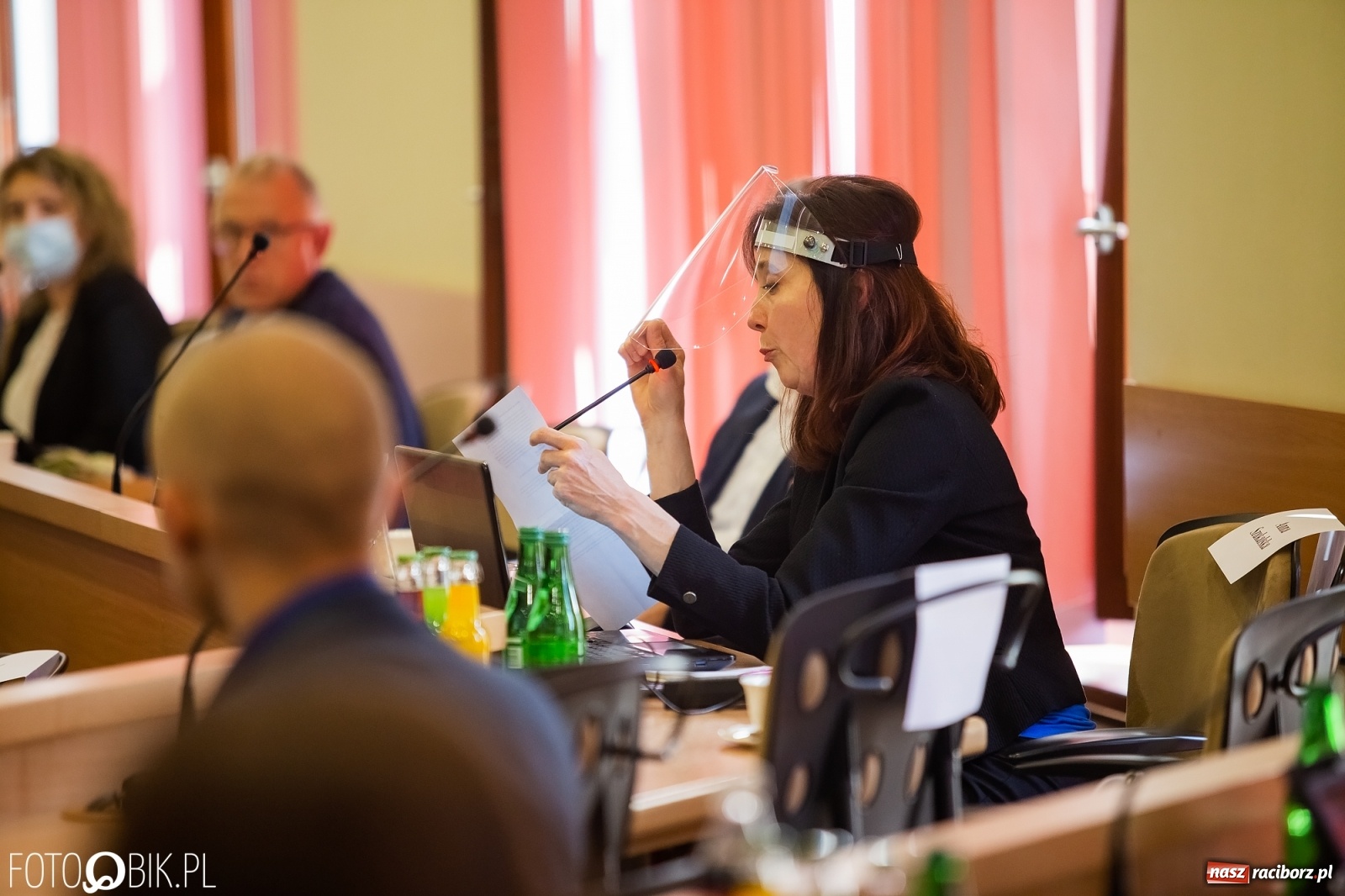 Zdjęcie w galerii na portalu naszraciborz.pl: Ławy radnych przerzedzone. Niespodziewanie sprawdzono obecność [lista wagarowiczów]  wiadomości z regionu