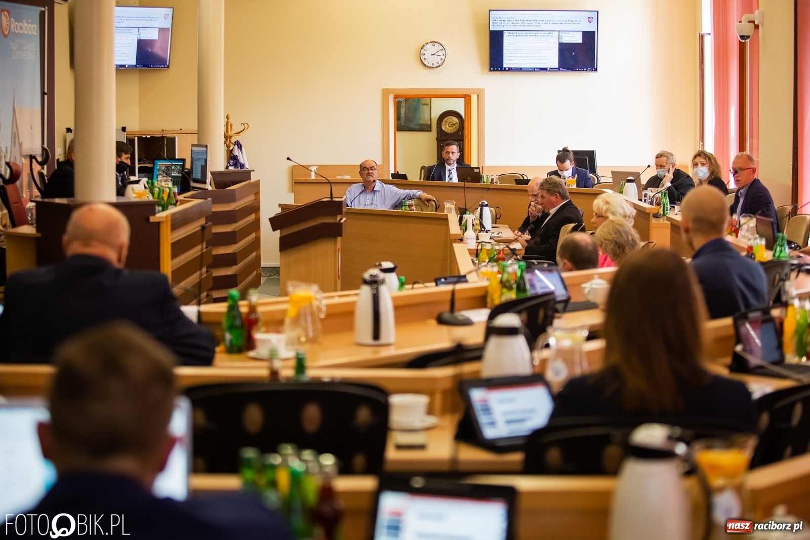 Zdjęcie w galerii na portalu naszraciborz.pl: Ławy radnych przerzedzone. Niespodziewanie sprawdzono obecność [lista wagarowiczów]  wiadomości z regionu