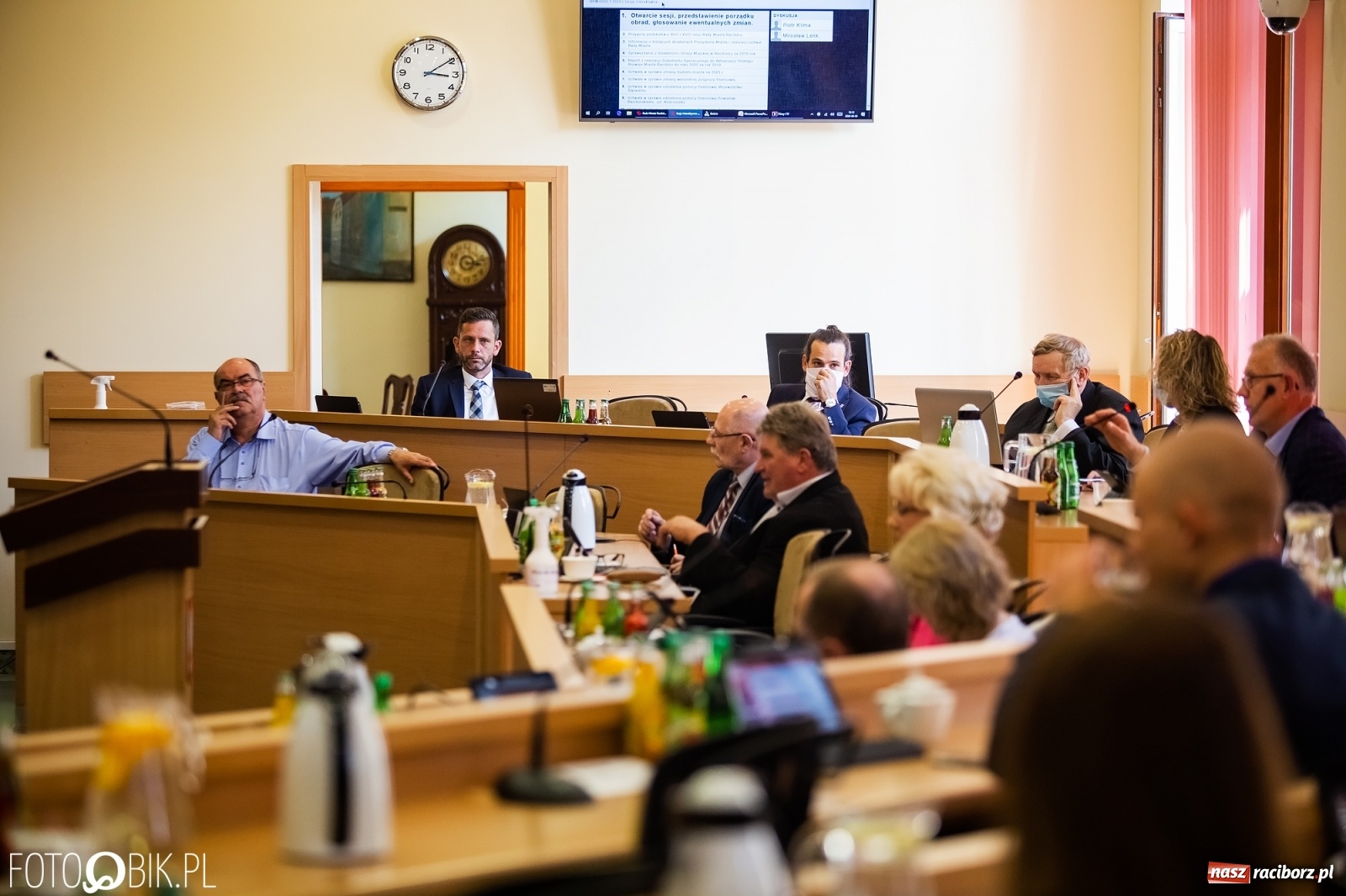 Zdjęcie w galerii na portalu naszraciborz.pl: Ławy radnych przerzedzone. Niespodziewanie sprawdzono obecność [lista wagarowiczów]  wiadomości z regionu