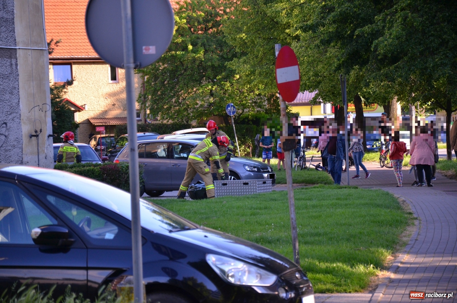 Zdjęcie w galerii na portalu naszraciborz.pl: Strażacy ze skokochronem wezwani na Katowicką [FOTO] wiadomości z regionu