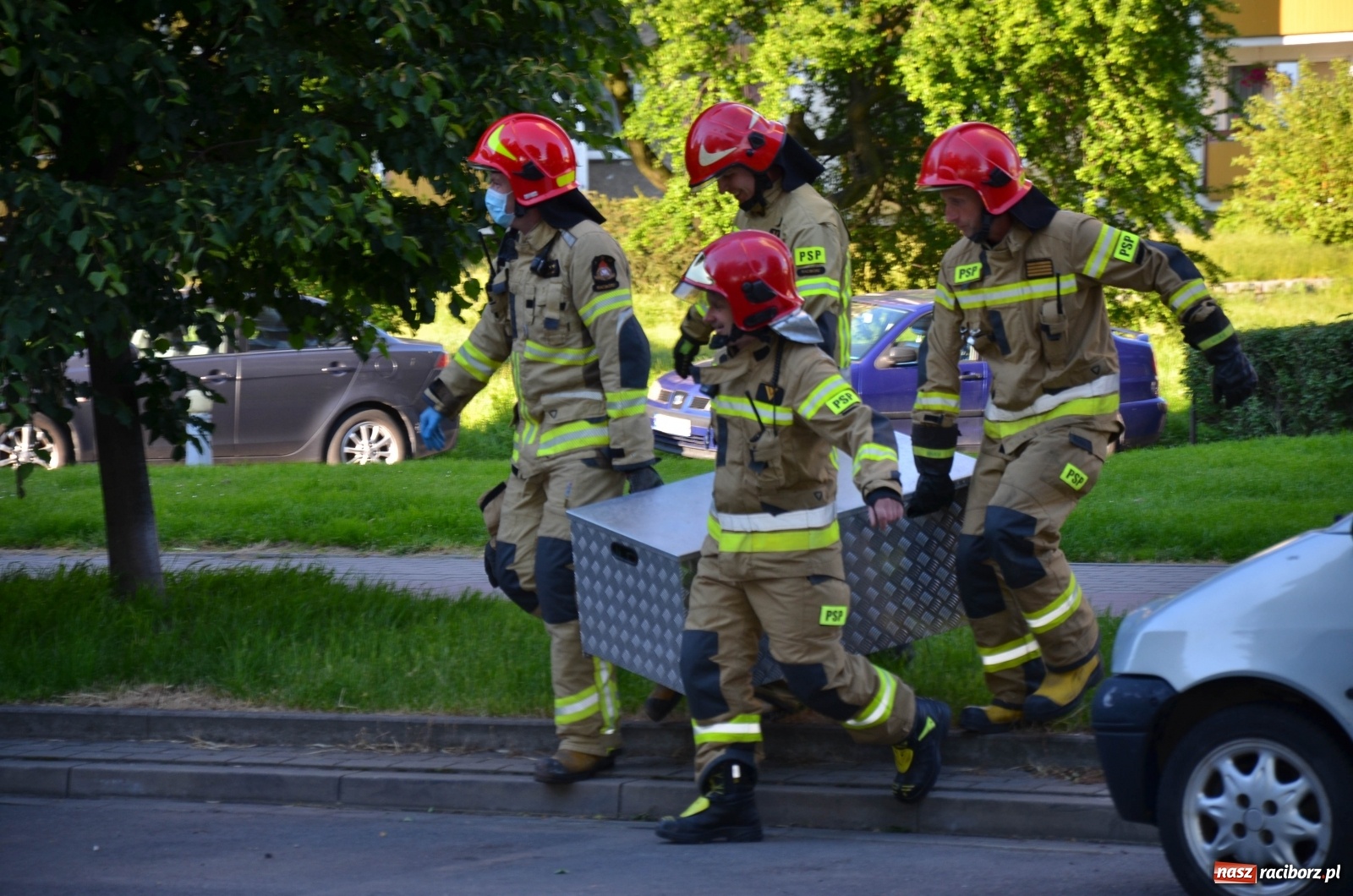 Zdjęcie w galerii na portalu naszraciborz.pl: Strażacy ze skokochronem wezwani na Katowicką [FOTO] wiadomości z regionu