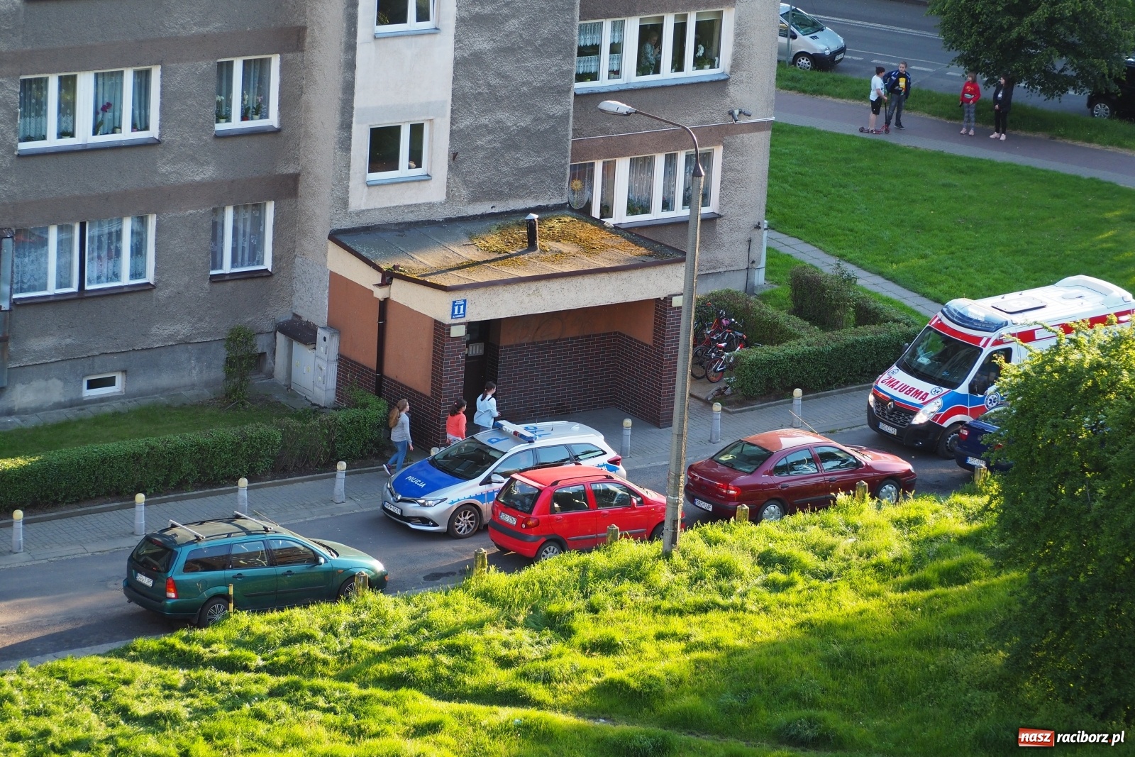 Zdjęcie w galerii na portalu naszraciborz.pl: Strażacy ze skokochronem wezwani na Katowicką [FOTO] wiadomości z regionu