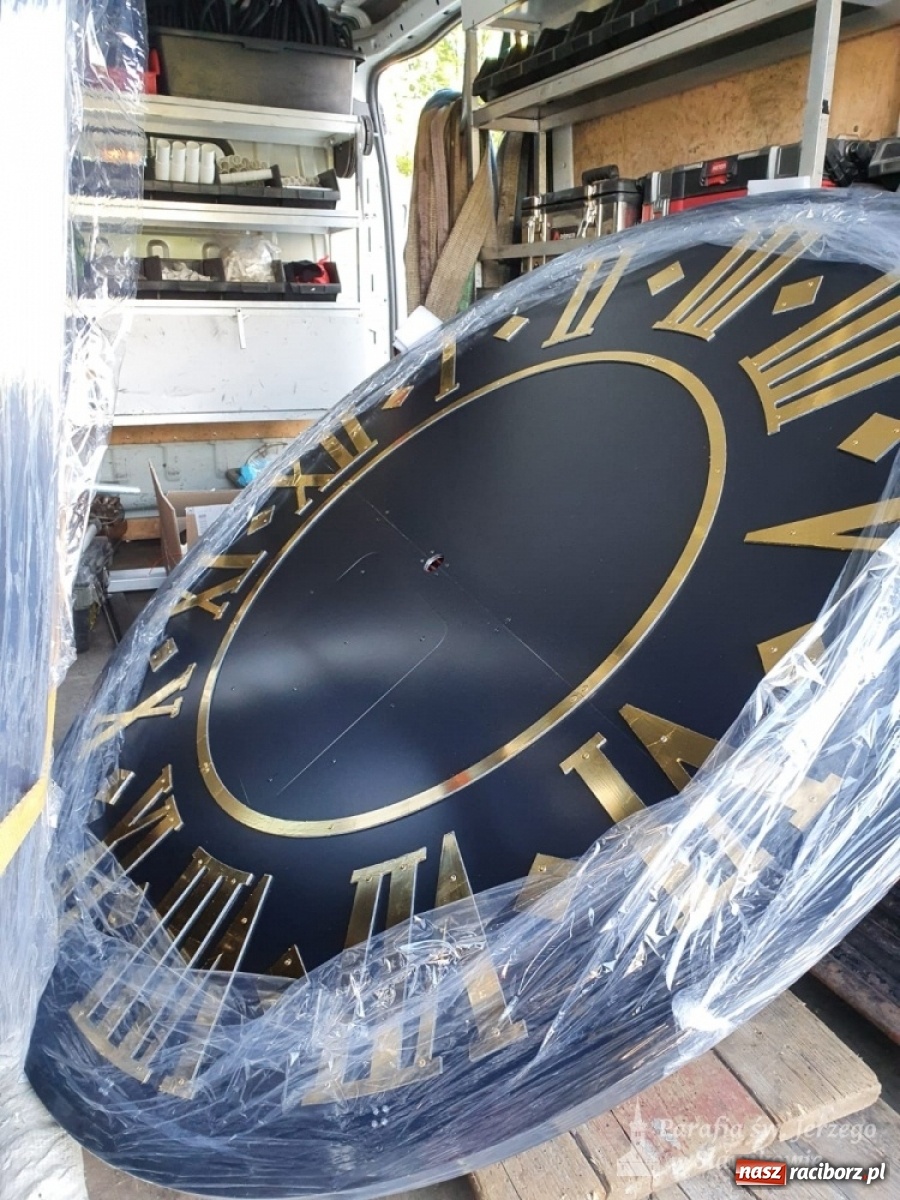 Zdjęcie w galerii na portalu naszraciborz.pl: Zegar darem dla sławikowskiej parafii na 25-lecie święceń kapłańskich wiadomości z regionu