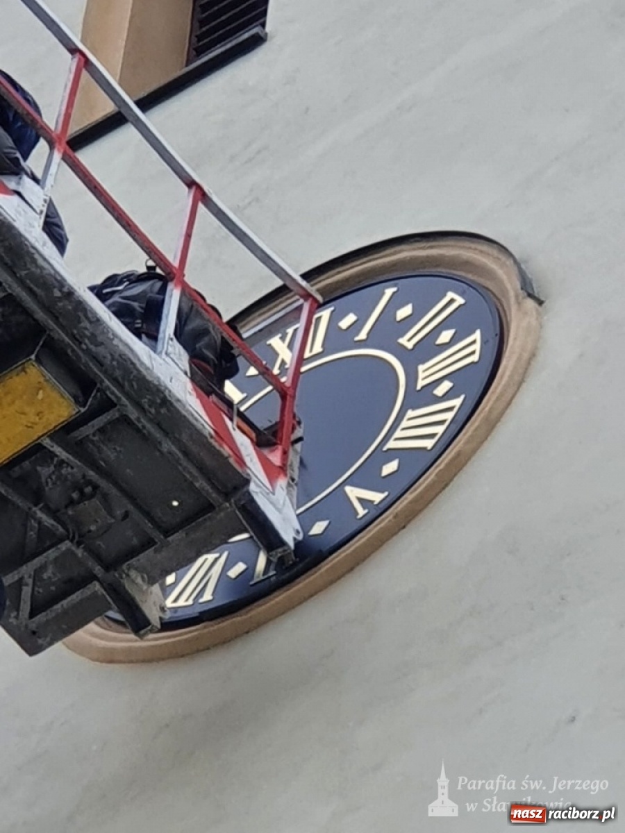 Zdjęcie w galerii na portalu naszraciborz.pl: Zegar darem dla sławikowskiej parafii na 25-lecie święceń kapłańskich wiadomości z regionu