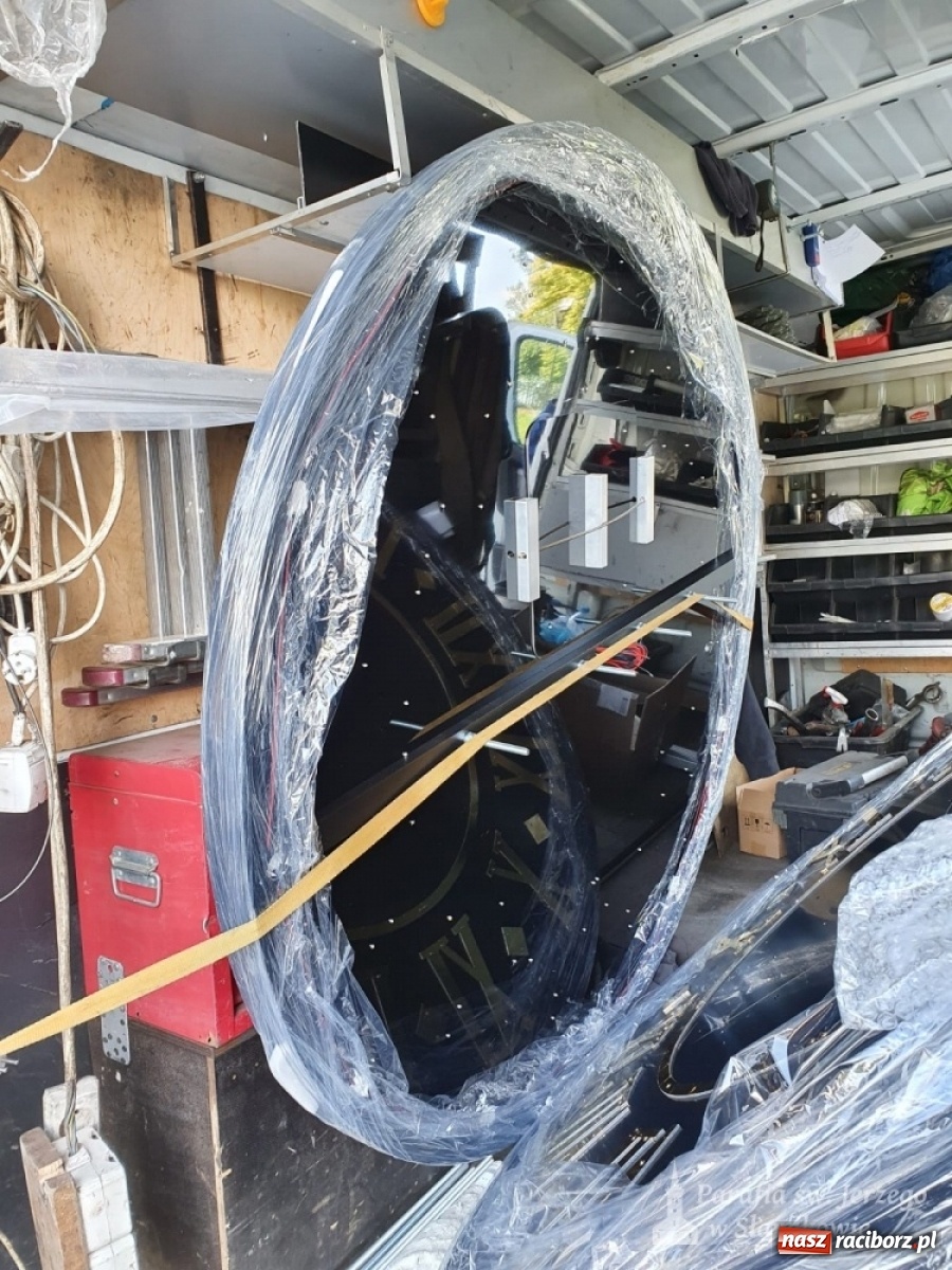 Zdjęcie w galerii na portalu naszraciborz.pl: Zegar darem dla sławikowskiej parafii na 25-lecie święceń kapłańskich wiadomości z regionu