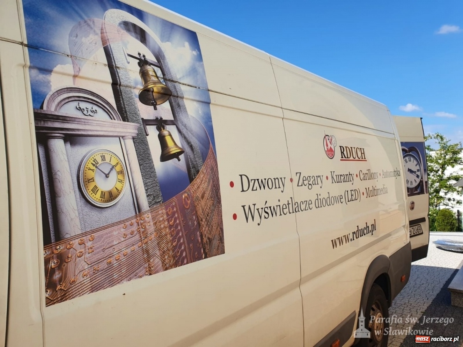 Zdjęcie w galerii na portalu naszraciborz.pl: Zegar darem dla sławikowskiej parafii na 25-lecie święceń kapłańskich wiadomości z regionu