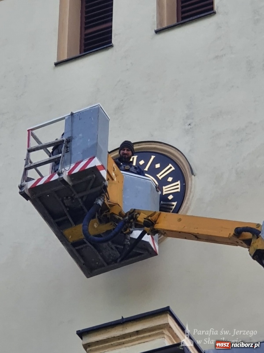 Zdjęcie w galerii na portalu naszraciborz.pl: Zegar darem dla sławikowskiej parafii na 25-lecie święceń kapłańskich wiadomości z regionu