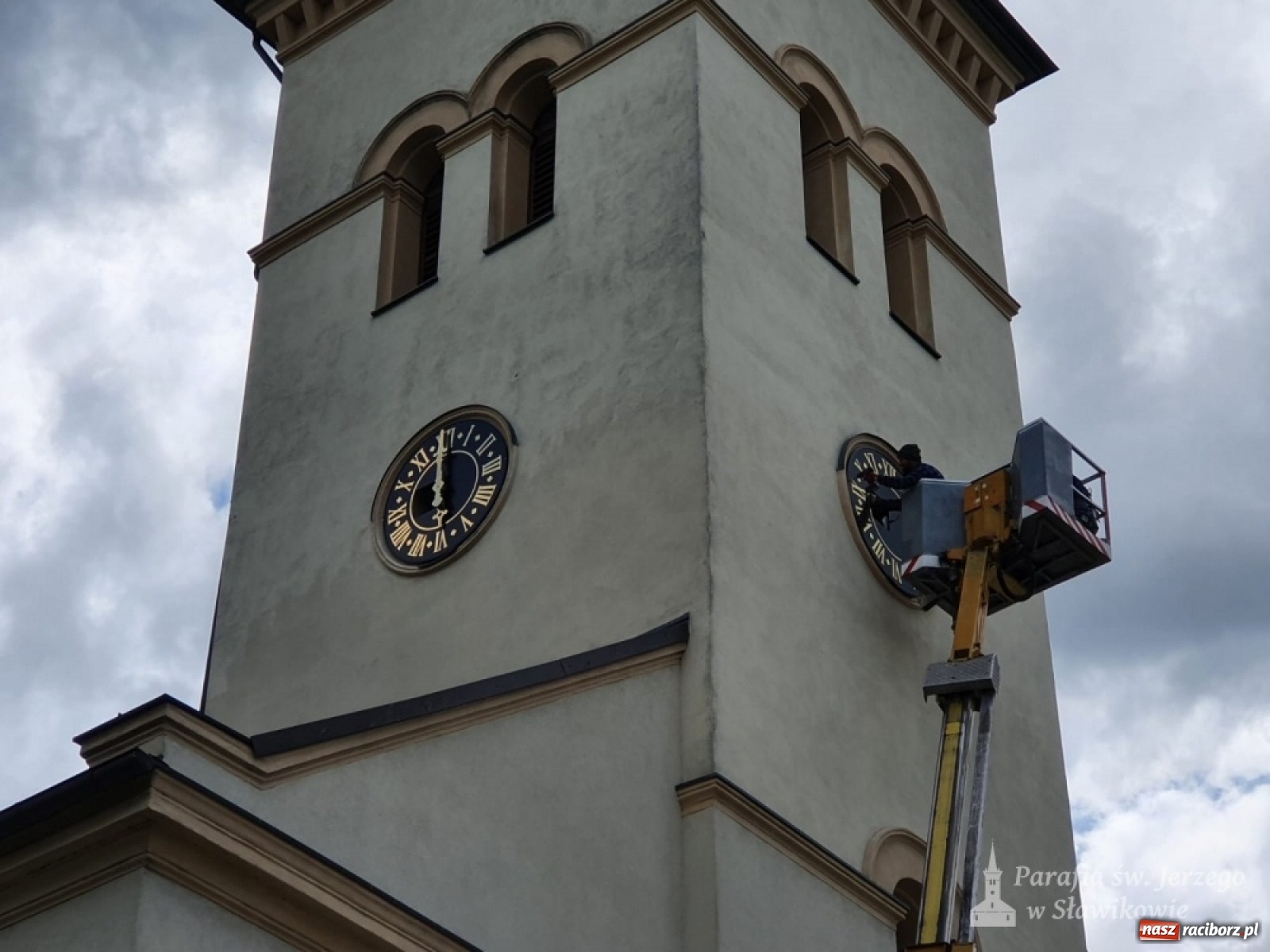 Zdjęcie w galerii na portalu naszraciborz.pl: Zegar darem dla sławikowskiej parafii na 25-lecie święceń kapłańskich wiadomości z regionu