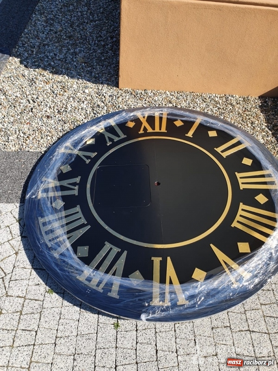 Zdjęcie w galerii na portalu naszraciborz.pl: Zegar darem dla sławikowskiej parafii na 25-lecie święceń kapłańskich wiadomości z regionu