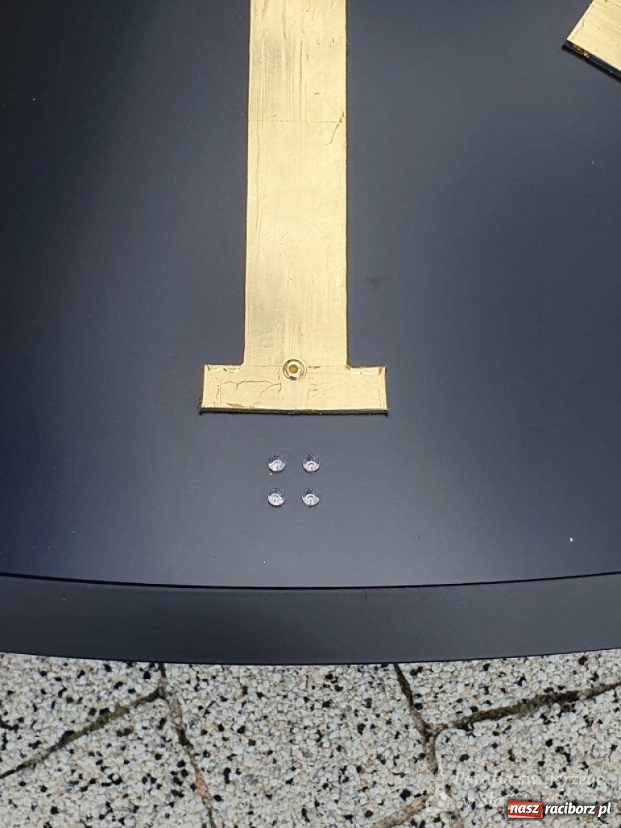 Zdjęcie w galerii na portalu naszraciborz.pl: Zegar darem dla sławikowskiej parafii na 25-lecie święceń kapłańskich wiadomości z regionu