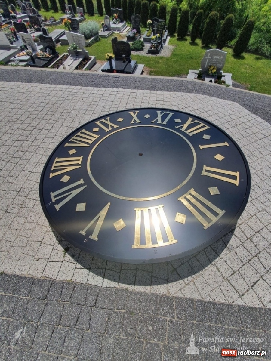 Zdjęcie w galerii na portalu naszraciborz.pl: Zegar darem dla sławikowskiej parafii na 25-lecie święceń kapłańskich wiadomości z regionu