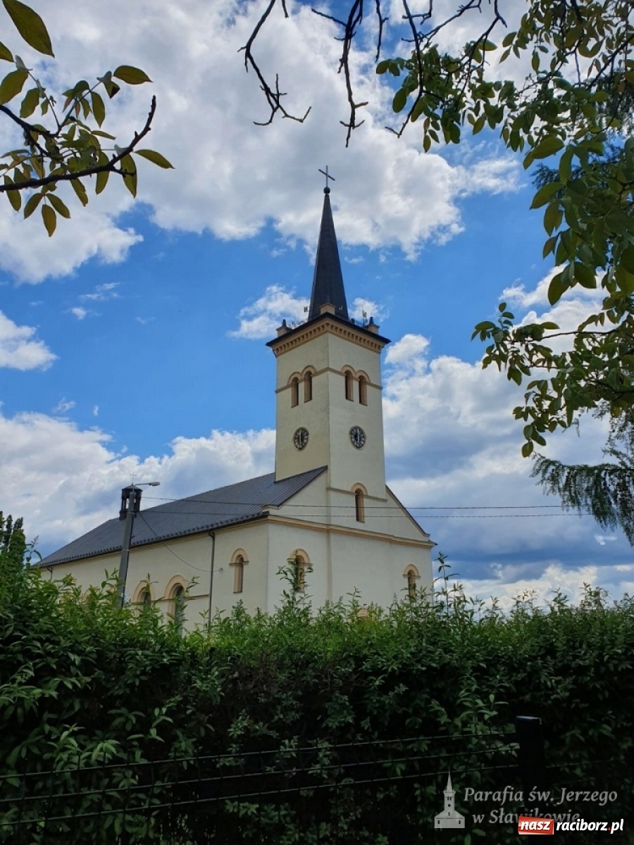 Zdjęcie w galerii na portalu naszraciborz.pl: Zegar darem dla sławikowskiej parafii na 25-lecie święceń kapłańskich wiadomości z regionu