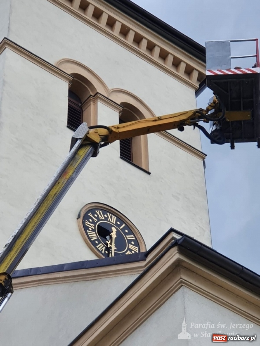Zdjęcie w galerii na portalu naszraciborz.pl: Zegar darem dla sławikowskiej parafii na 25-lecie święceń kapłańskich wiadomości z regionu