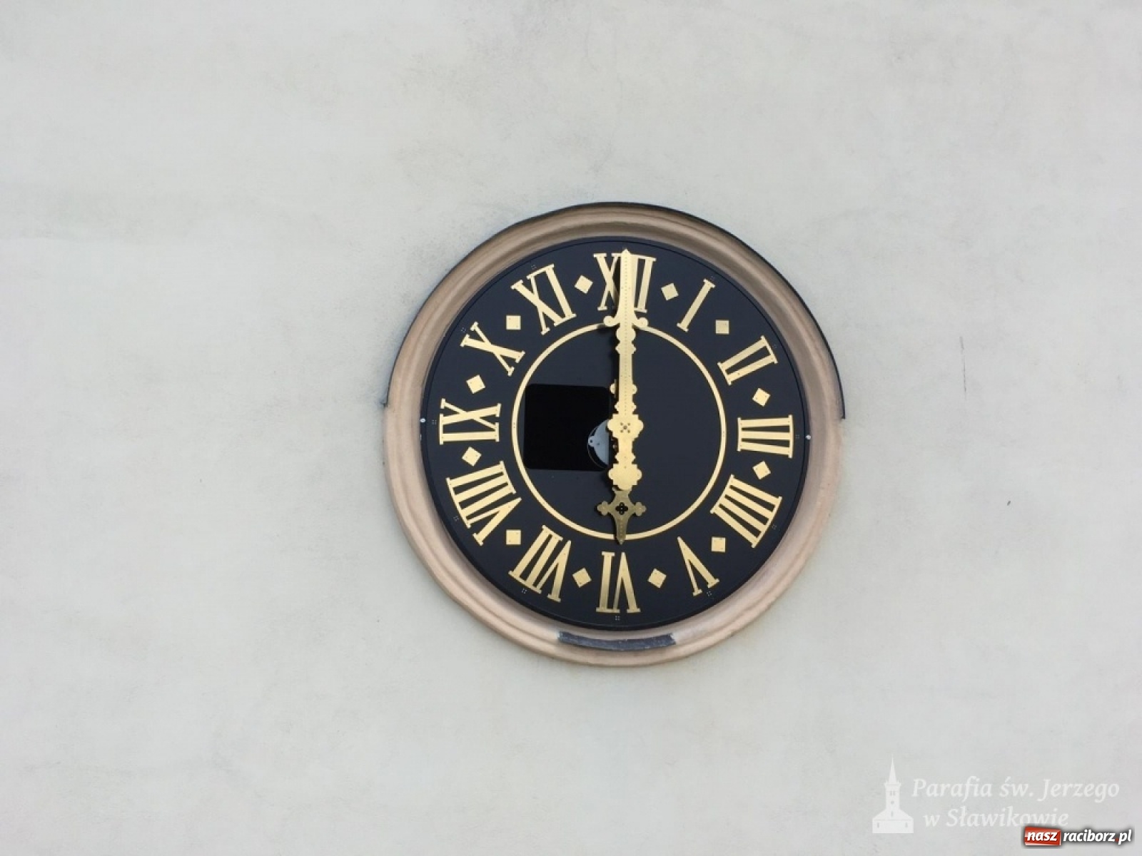 Zdjęcie w galerii na portalu naszraciborz.pl: Zegar darem dla sławikowskiej parafii na 25-lecie święceń kapłańskich wiadomości z regionu