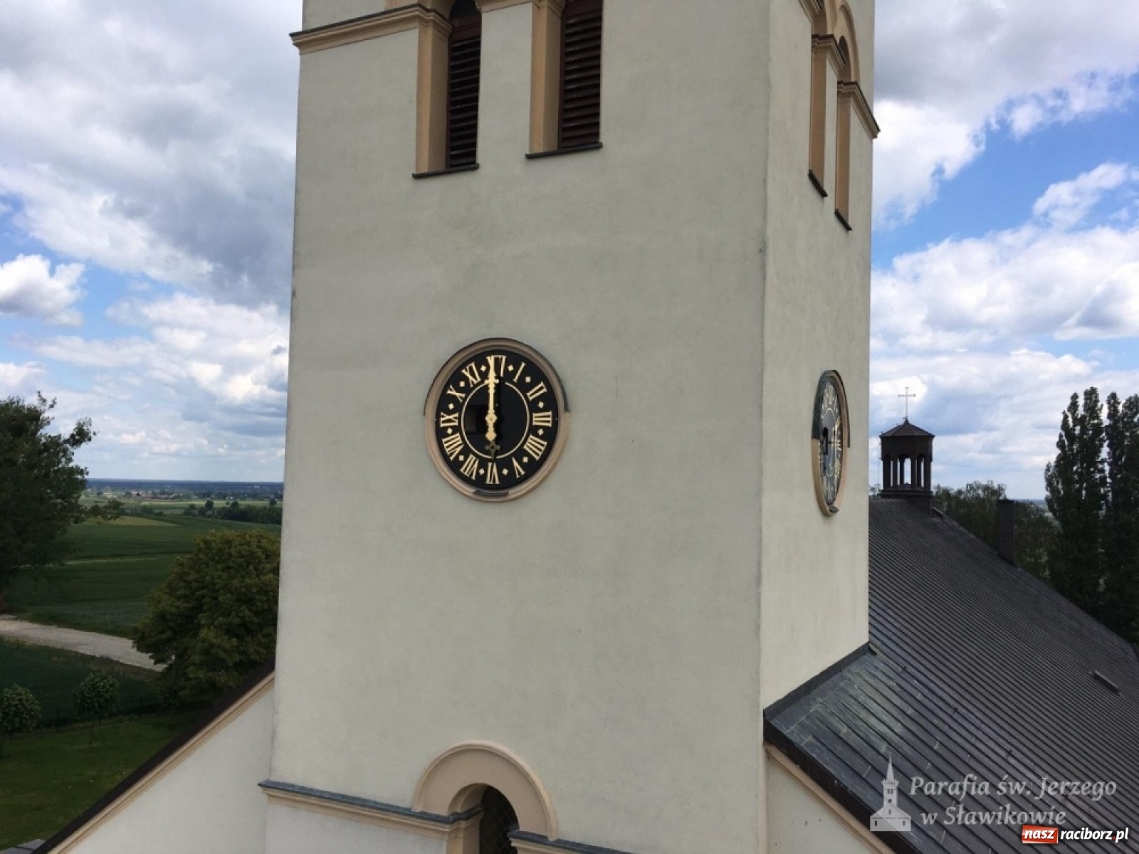 Zdjęcie w galerii na portalu naszraciborz.pl: Zegar darem dla sławikowskiej parafii na 25-lecie święceń kapłańskich wiadomości z regionu