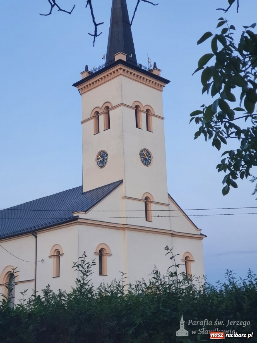 Zdjęcie w galerii na portalu naszraciborz.pl: Zegar darem dla sławikowskiej parafii na 25-lecie święceń kapłańskich wiadomości z regionu