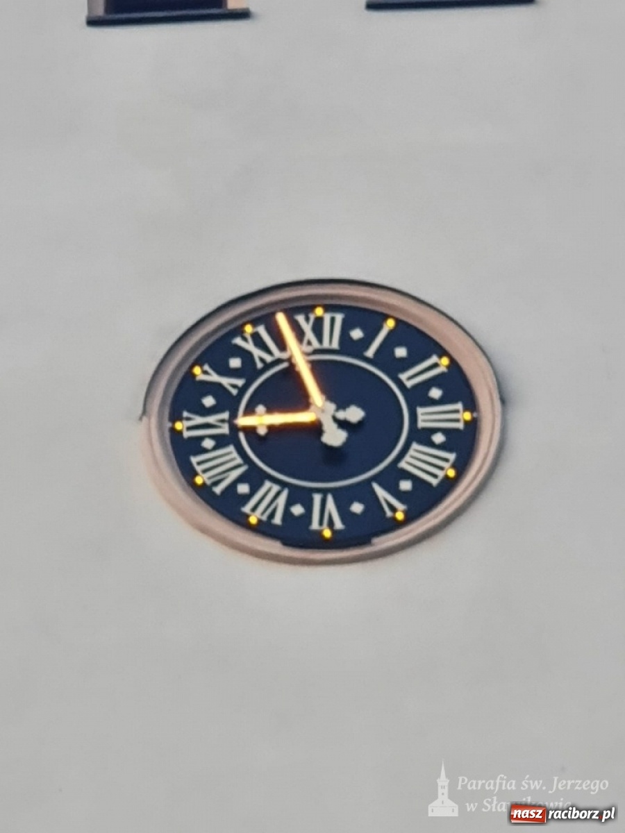 Zdjęcie w galerii na portalu naszraciborz.pl: Zegar darem dla sławikowskiej parafii na 25-lecie święceń kapłańskich wiadomości z regionu