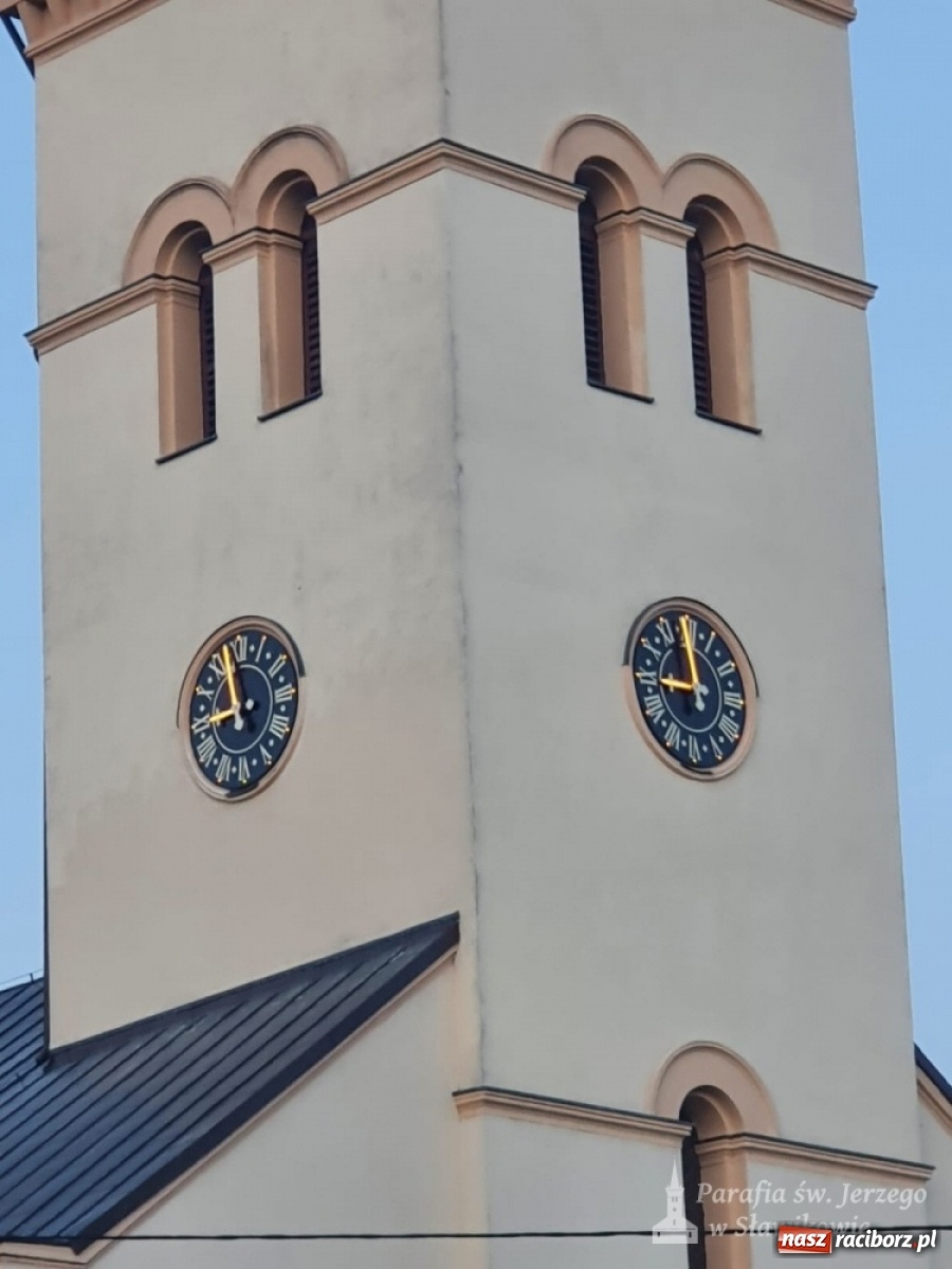 Zdjęcie w galerii na portalu naszraciborz.pl: Zegar darem dla sławikowskiej parafii na 25-lecie święceń kapłańskich wiadomości z regionu