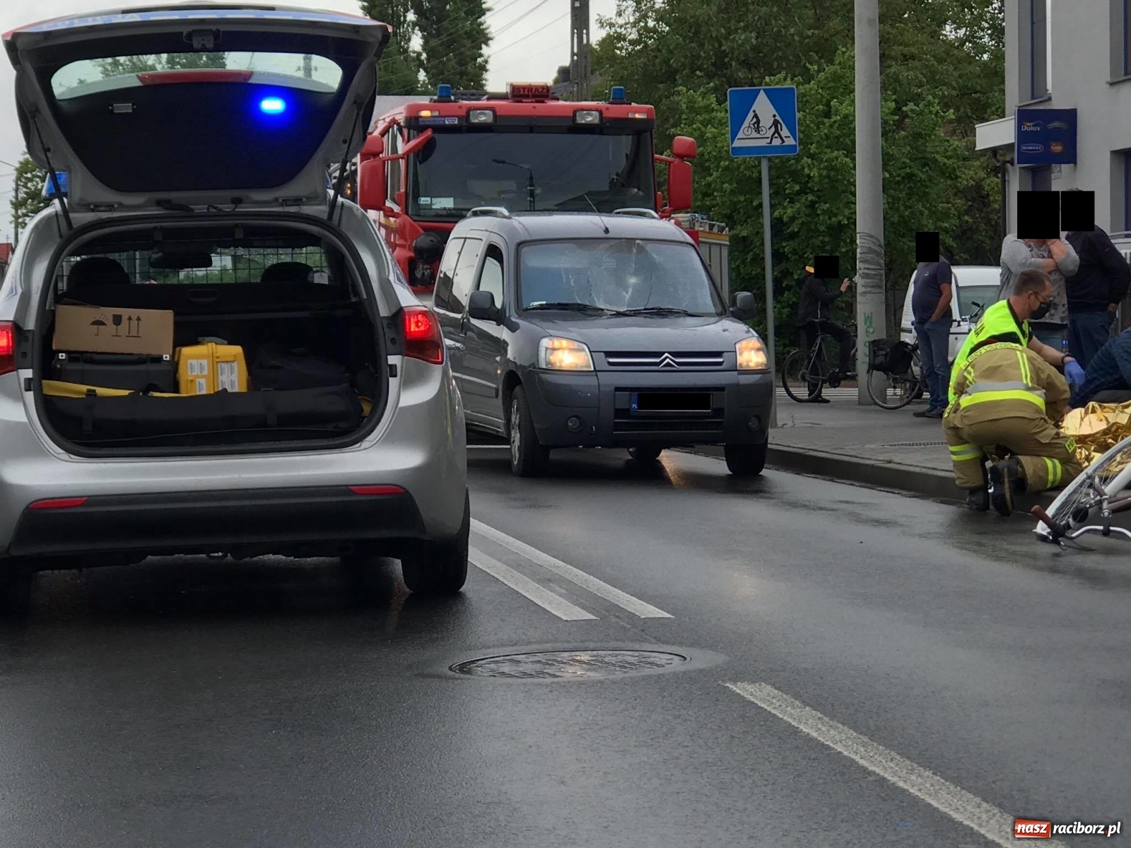 Zdjęcie w galerii na portalu naszraciborz.pl: Potrącenie rowerzysty na Mariańskiej. 57-latek wjechał wprost pod samochód [FOTO] wiadomości z regionu