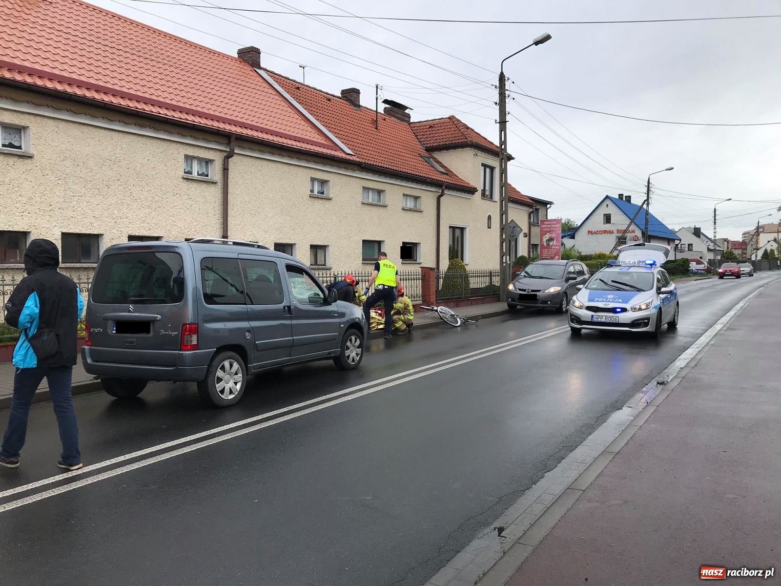 Zdjęcie w galerii na portalu naszraciborz.pl: Potrącenie rowerzysty na Mariańskiej. 57-latek wjechał wprost pod samochód [FOTO] wiadomości z regionu