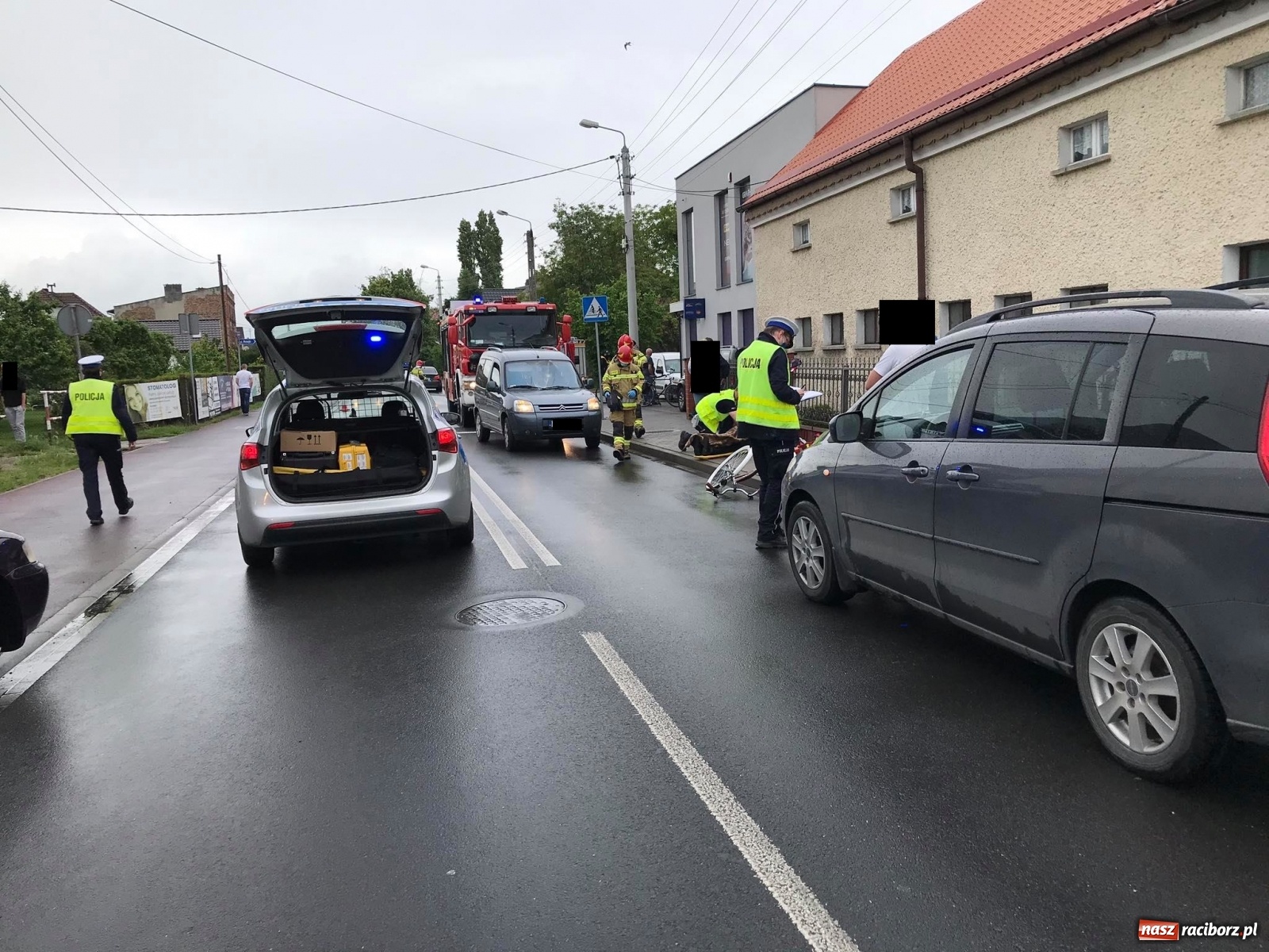 Zdjęcie w galerii na portalu naszraciborz.pl: Potrącenie rowerzysty na Mariańskiej. 57-latek wjechał wprost pod samochód [FOTO] wiadomości z regionu