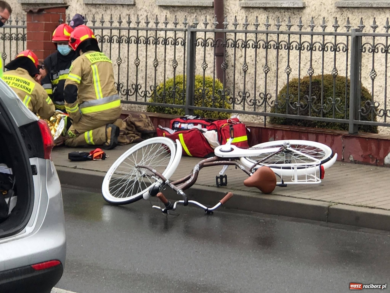 Zdjęcie w galerii na portalu naszraciborz.pl: Potrącenie rowerzysty na Mariańskiej. 57-latek wjechał wprost pod samochód [FOTO] wiadomości z regionu