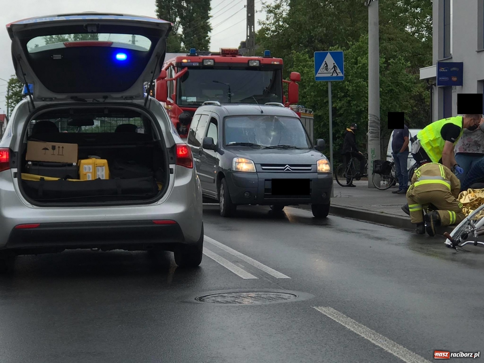 Zdjęcie w galerii na portalu naszraciborz.pl: Potrącenie rowerzysty na Mariańskiej. 57-latek wjechał wprost pod samochód [FOTO] wiadomości z regionu