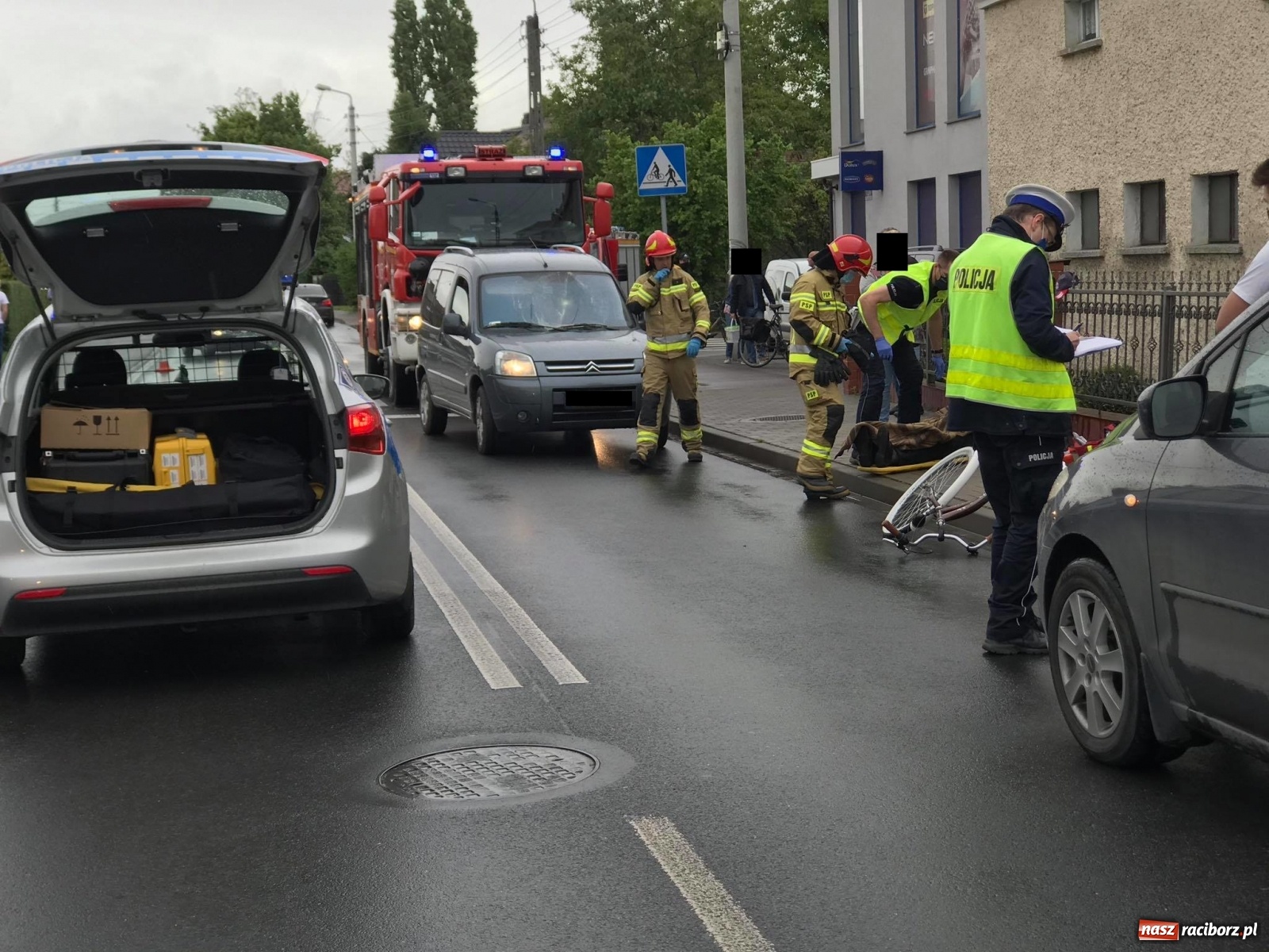 Zdjęcie w galerii na portalu naszraciborz.pl: Potrącenie rowerzysty na Mariańskiej. 57-latek wjechał wprost pod samochód [FOTO] wiadomości z regionu
