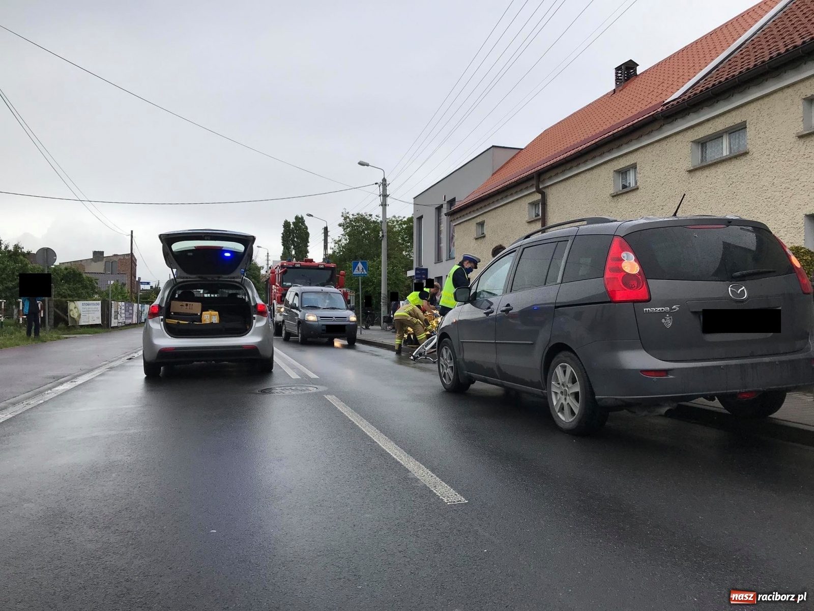 Zdjęcie w galerii na portalu naszraciborz.pl: Potrącenie rowerzysty na Mariańskiej. 57-latek wjechał wprost pod samochód [FOTO] wiadomości z regionu