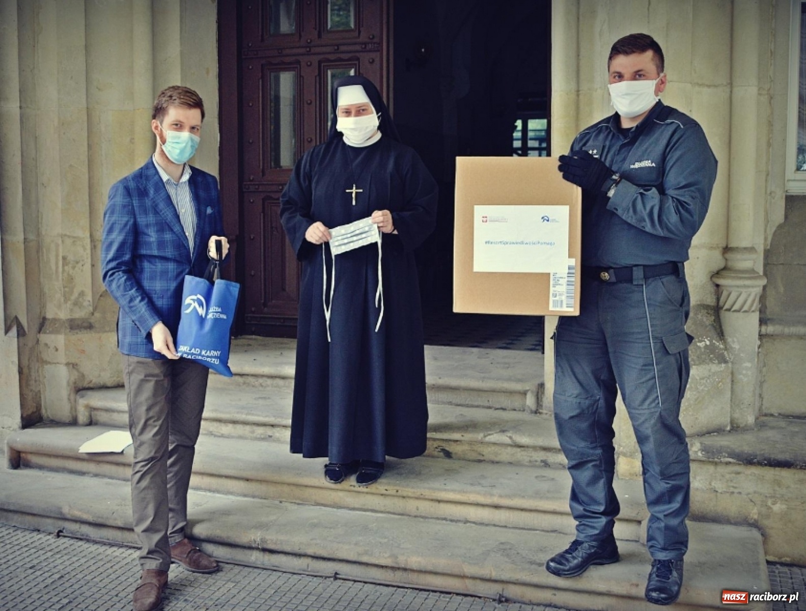 Zdjęcie w galerii na portalu naszraciborz.pl: Maseczki od więźniów dla strażaków i Różanego Pałacu  wiadomości z regionu